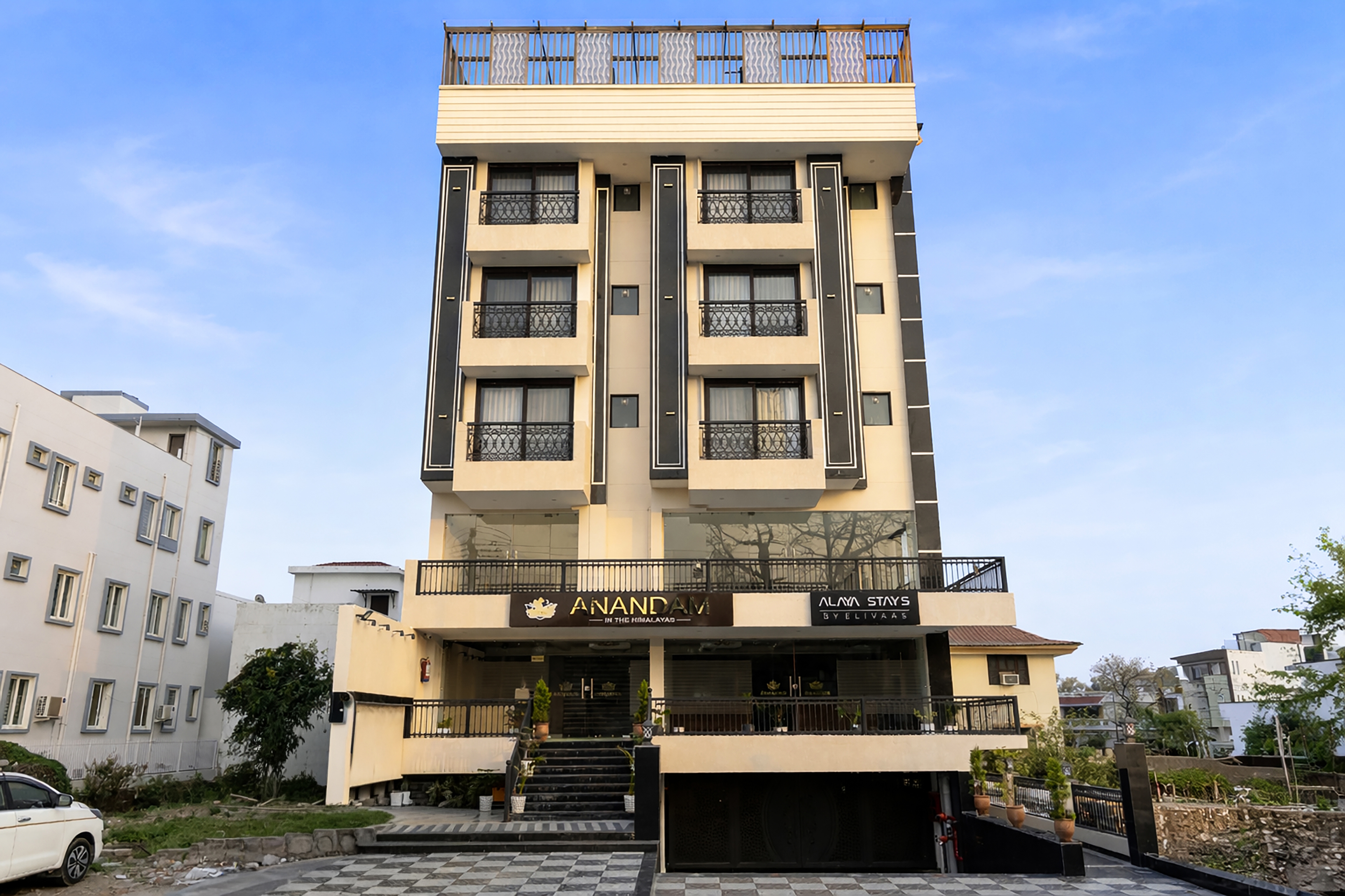 Anandam In The Himalayas Violet | Triple Sharing Suite With Restaurant, Lift & Lounge | Near Triveni Ghat — photo 1