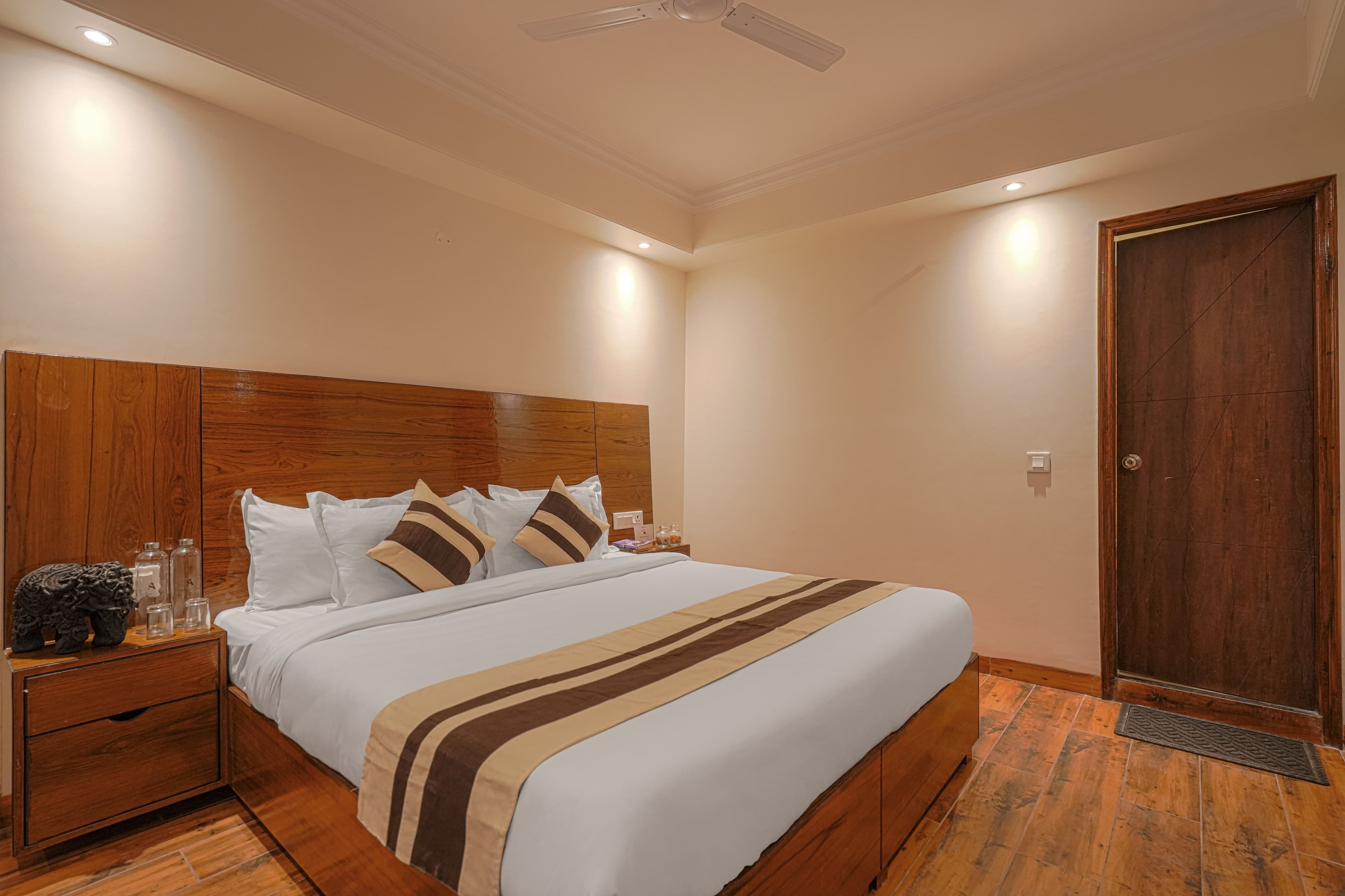 Dilli Suites Blush | Hillside Room With AC, Common Pool & Scenic Views - Image 11