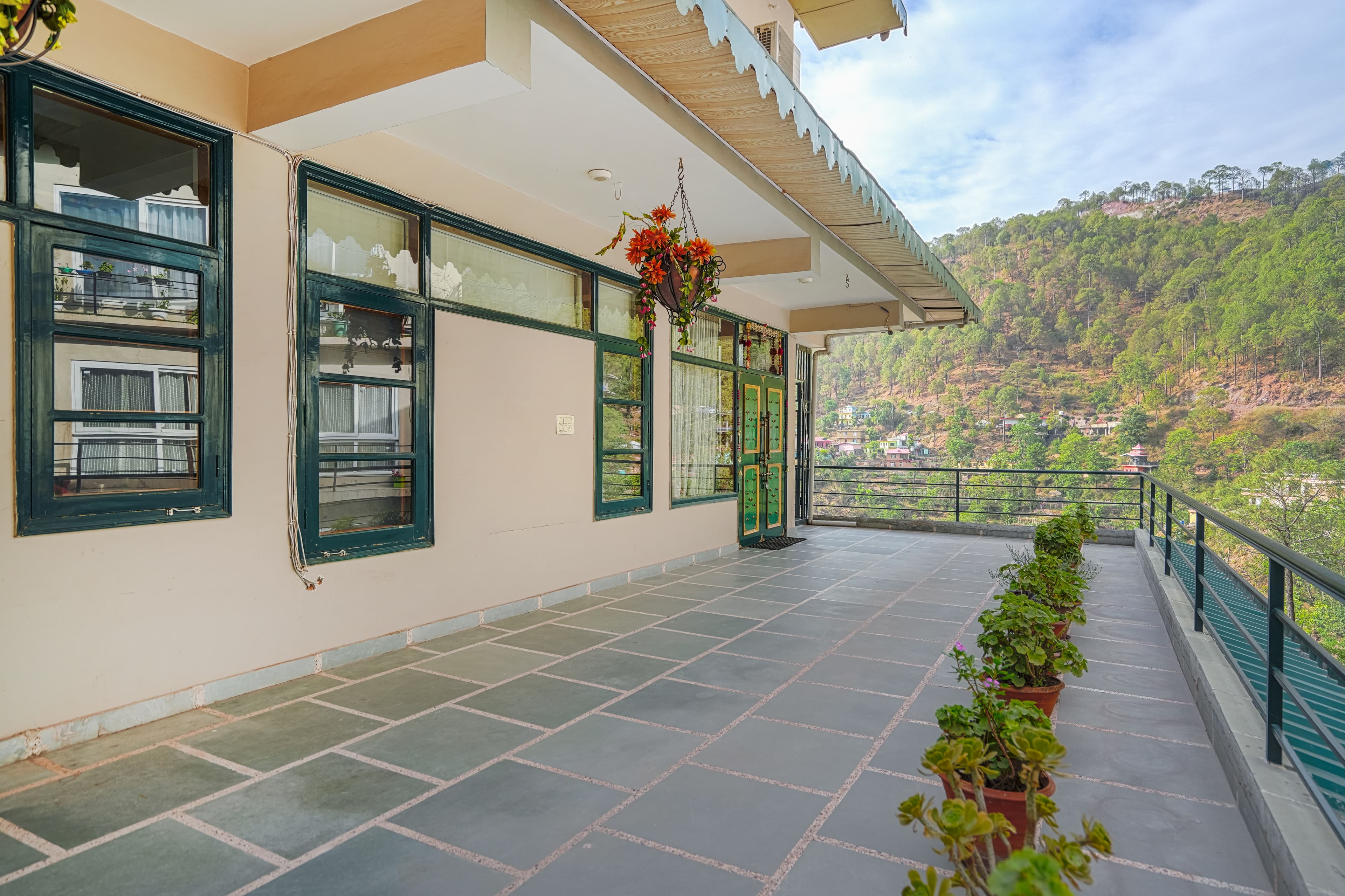 Dilli Suites Punch | Hillside Room With Common Pool & Picturesque Views - Image 19