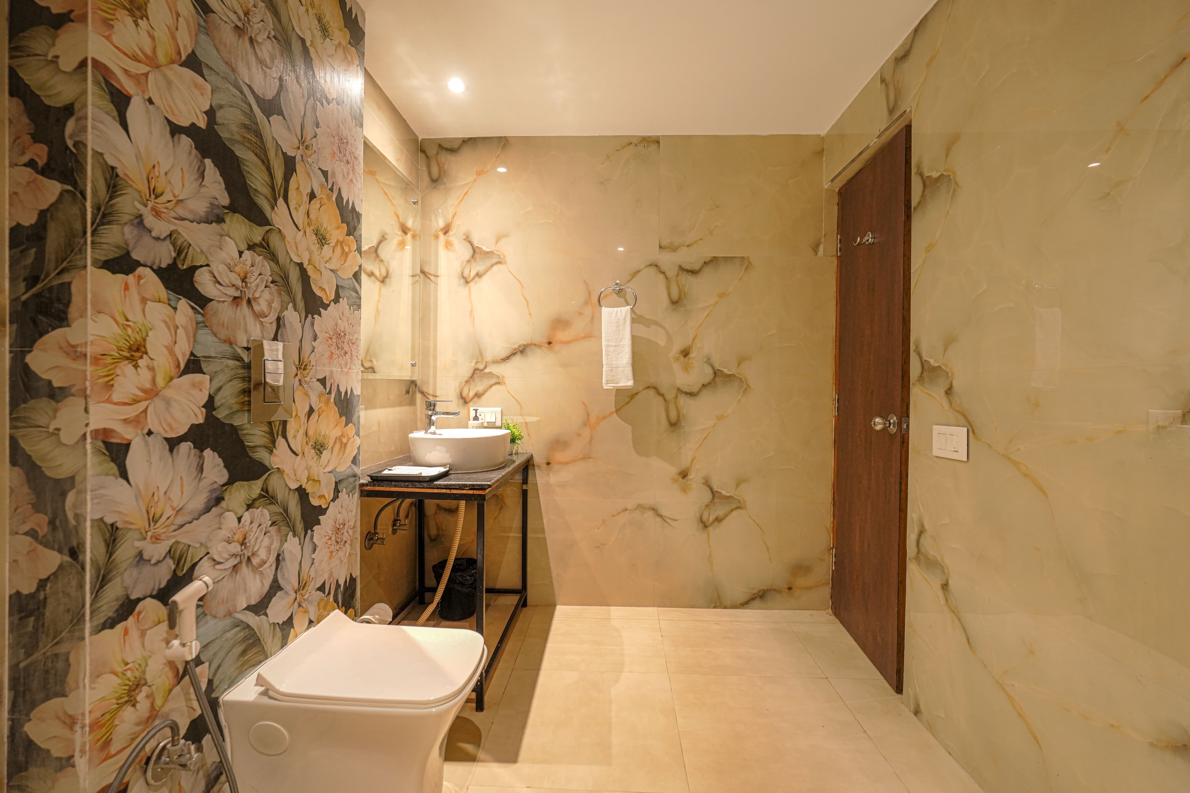 Dilli Suites Punch | Hillside Room With Common Pool & Picturesque Views - Image 8