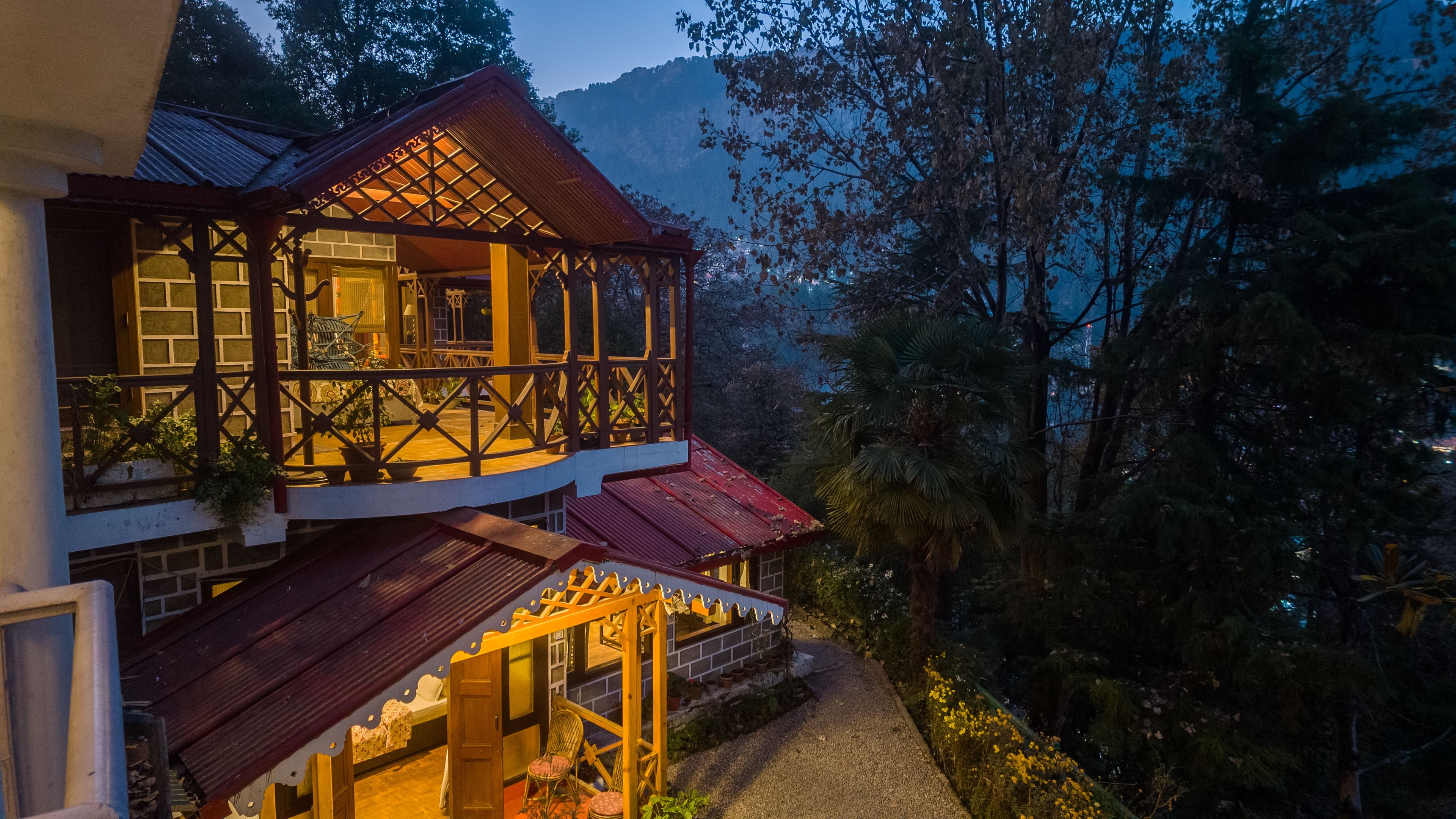The Hive Cottage Corbett | 2 Room Suite In a Hillside Resort With Restaurant & Outdoor Seating | Ample Parking  - Image 5