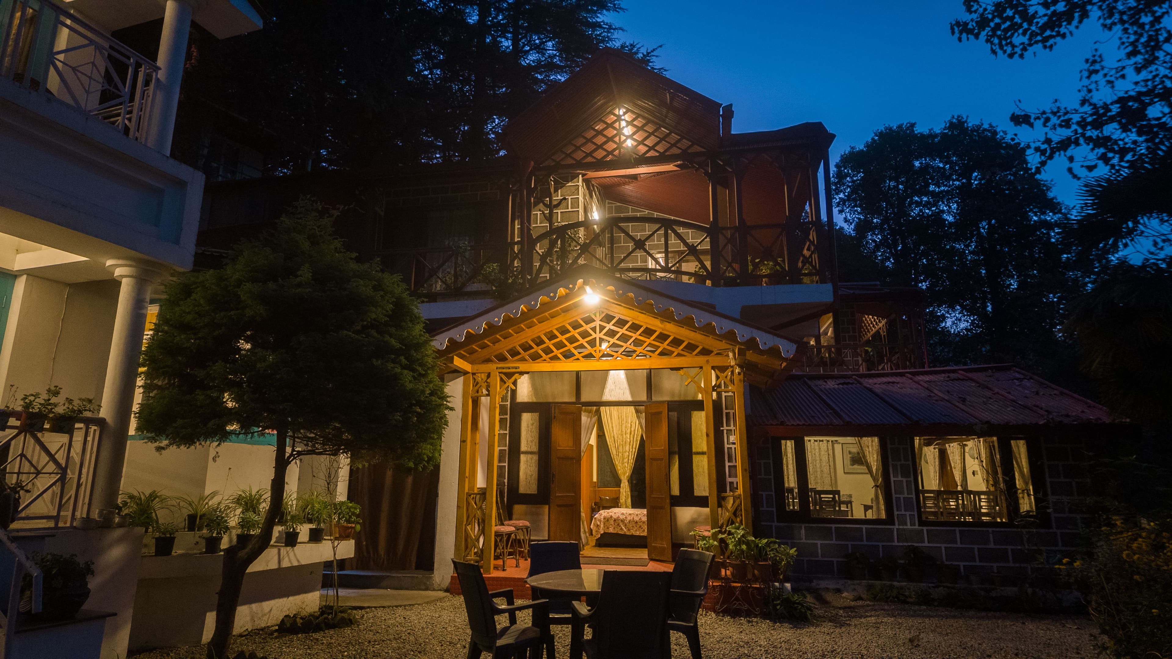 The Hive Cottage Corbett | 2 Room Suite In a Hillside Resort With Restaurant & Outdoor Seating | Ample Parking  - Image 18