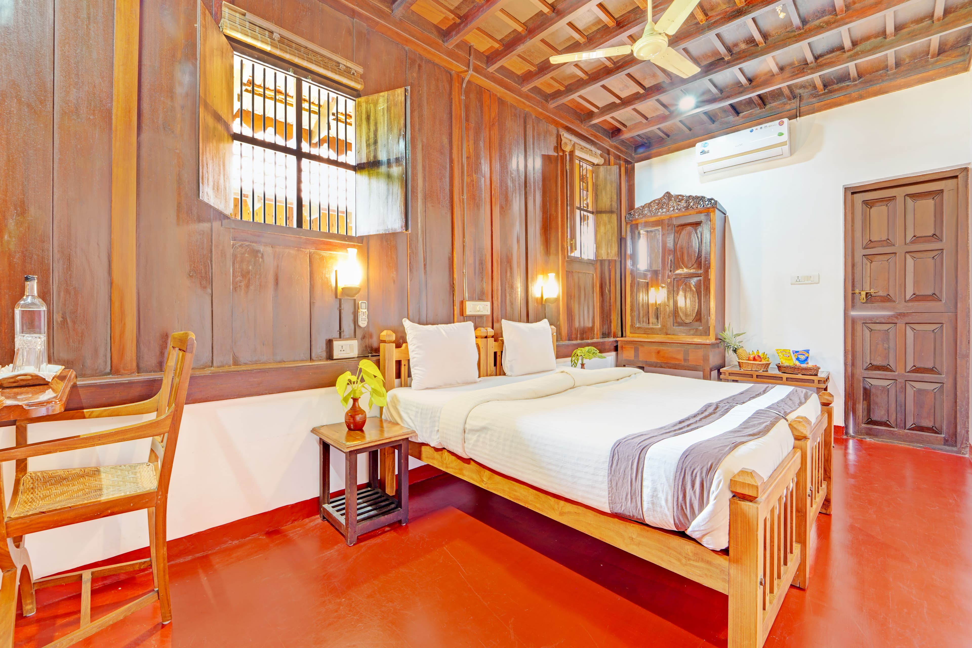 Palm Dale Deluxe Room |  Pet-friendly Heritage Retreat by the Backwaters with Garden & Restaurant - Image 12