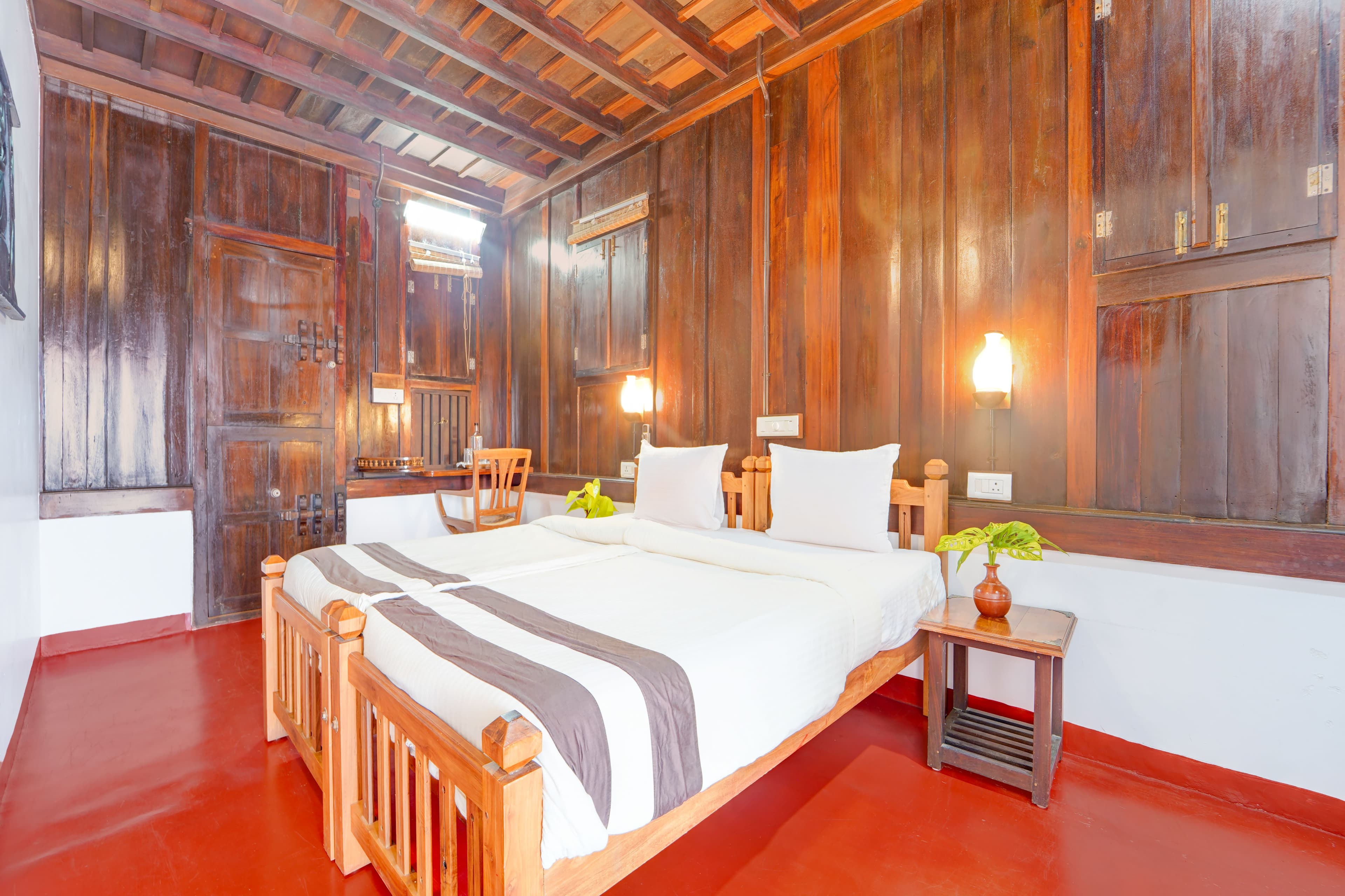 Palm Dale Deluxe Room |  Pet-friendly Heritage Retreat by the Backwaters with Garden & Restaurant - Image 13