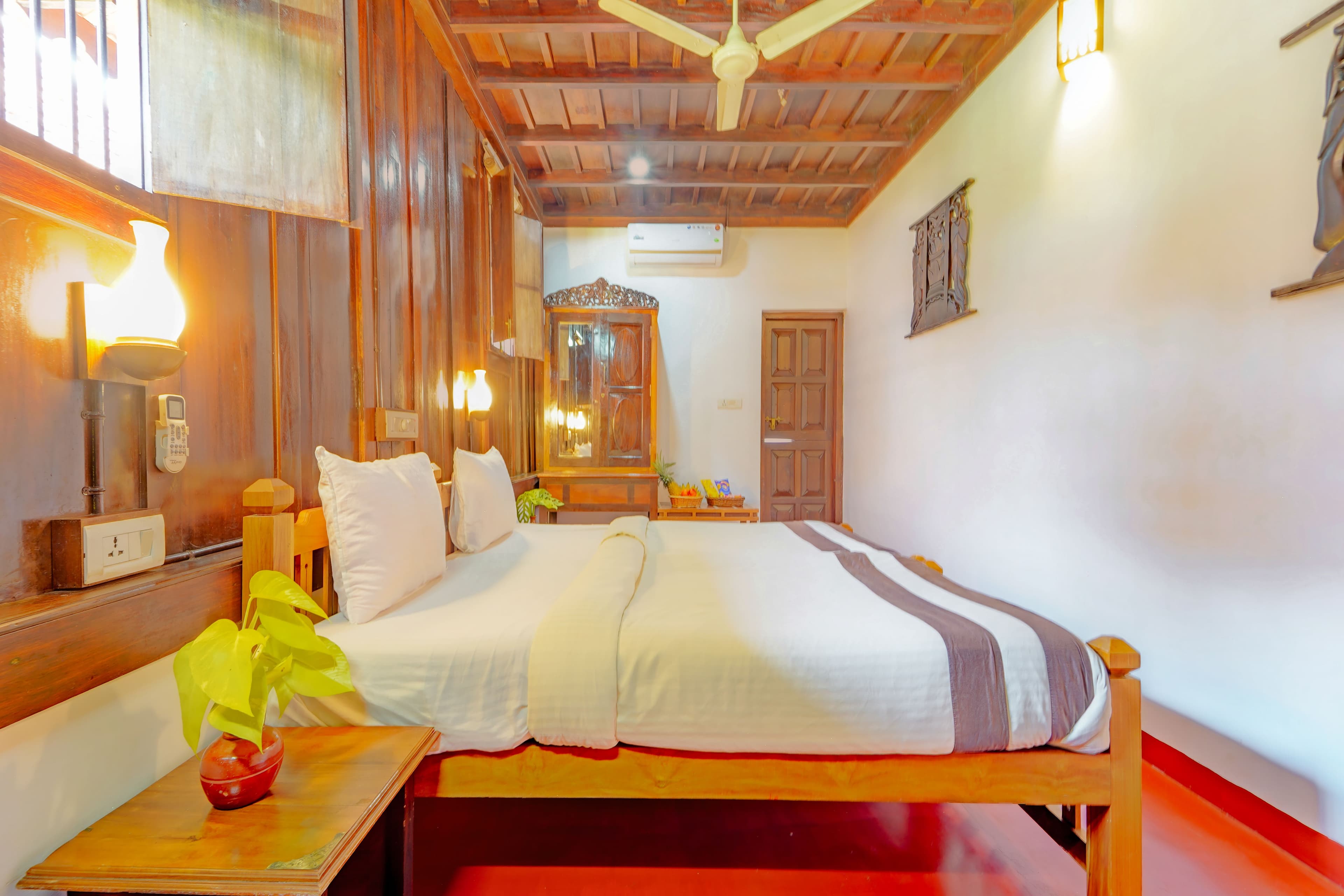 Palm Dale Deluxe Room |  Pet-friendly Heritage Retreat by the Backwaters with Garden & Restaurant - Image 14