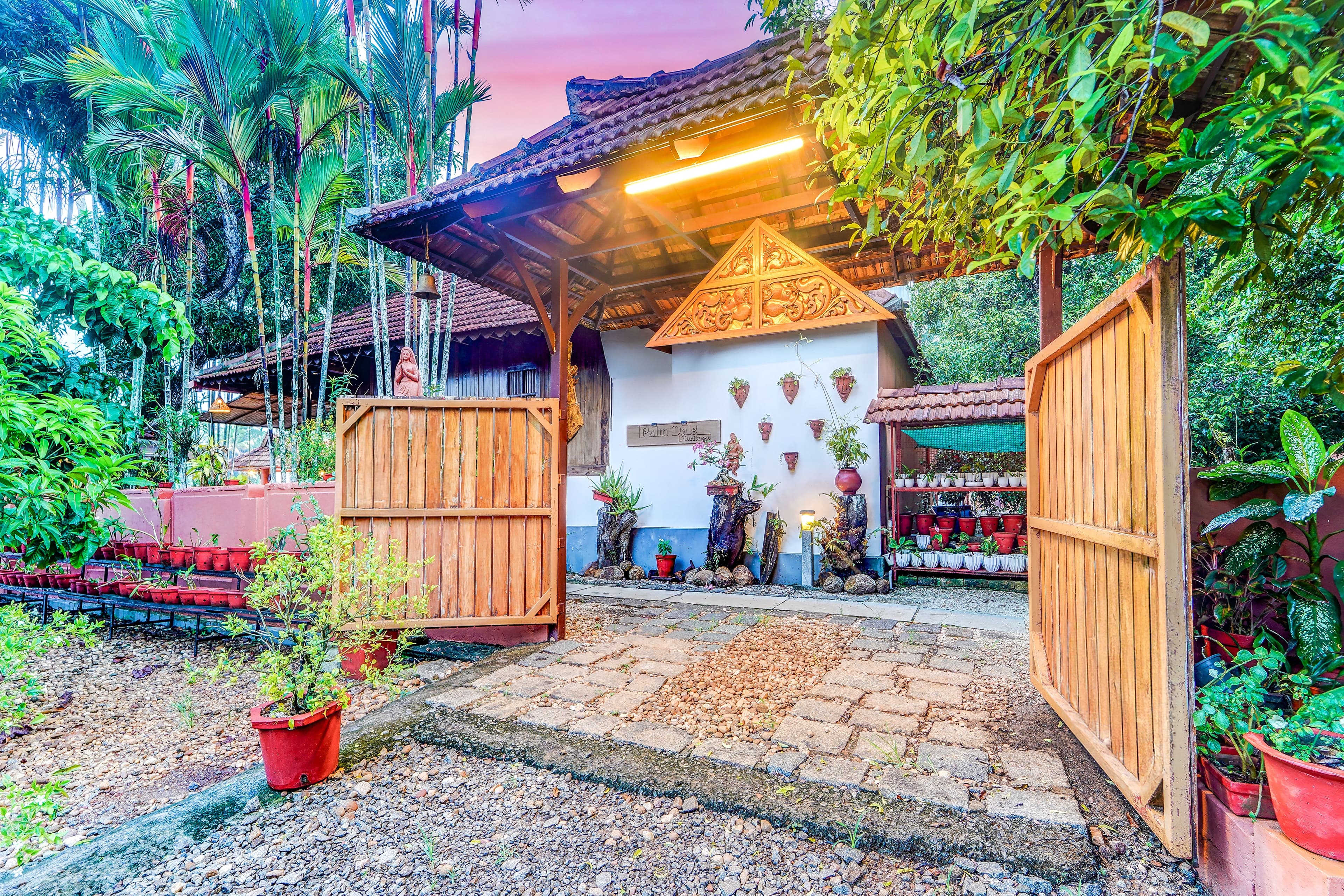 Palm Dale Deluxe Room |  Pet-friendly Heritage Retreat by the Backwaters with Garden & Restaurant - Image 26