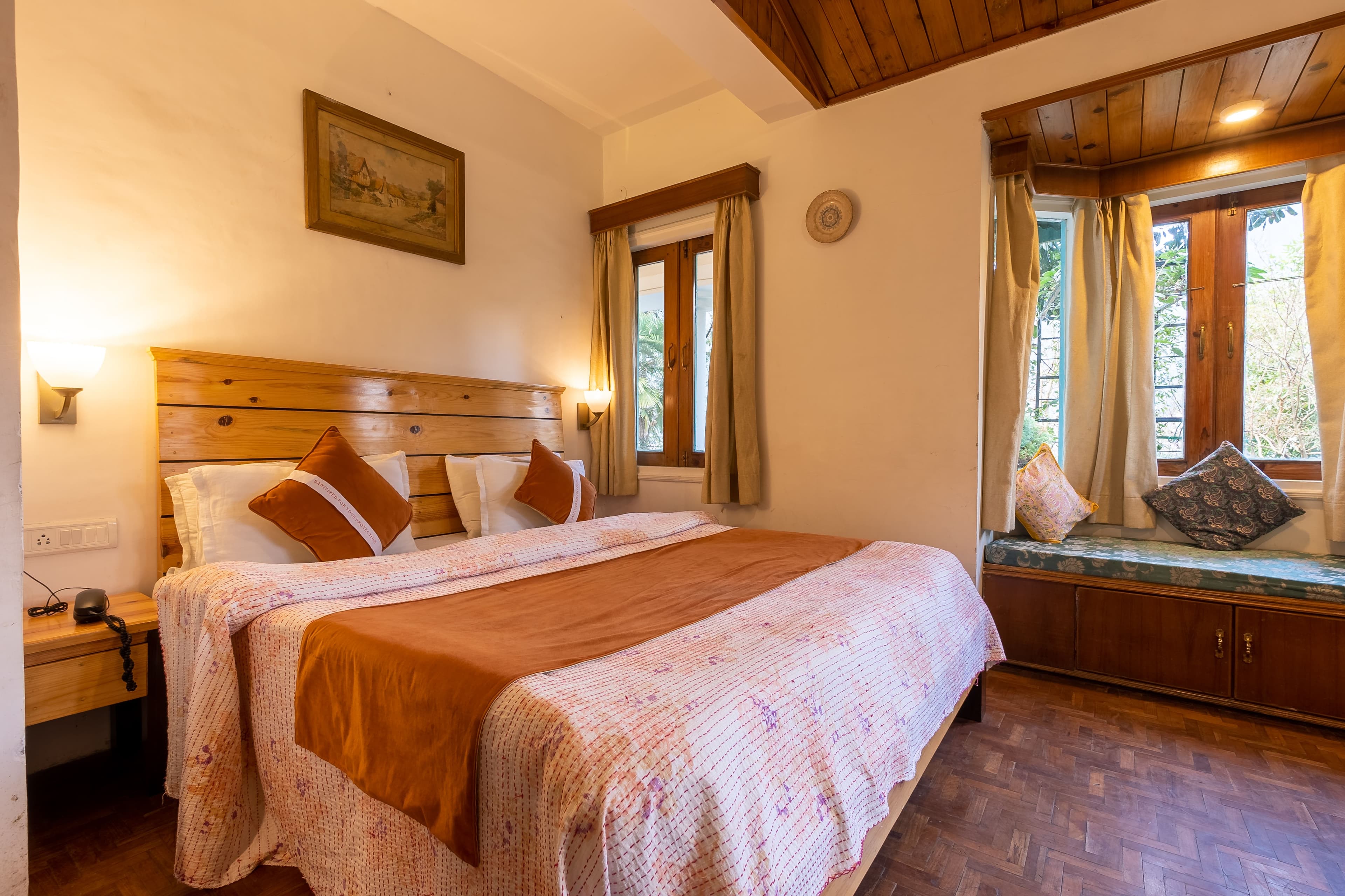 The Hive Cottage Magnolia Room | Hillside Resort With Restaurant, & Outdoor Seating | Ample Parking - Image 10