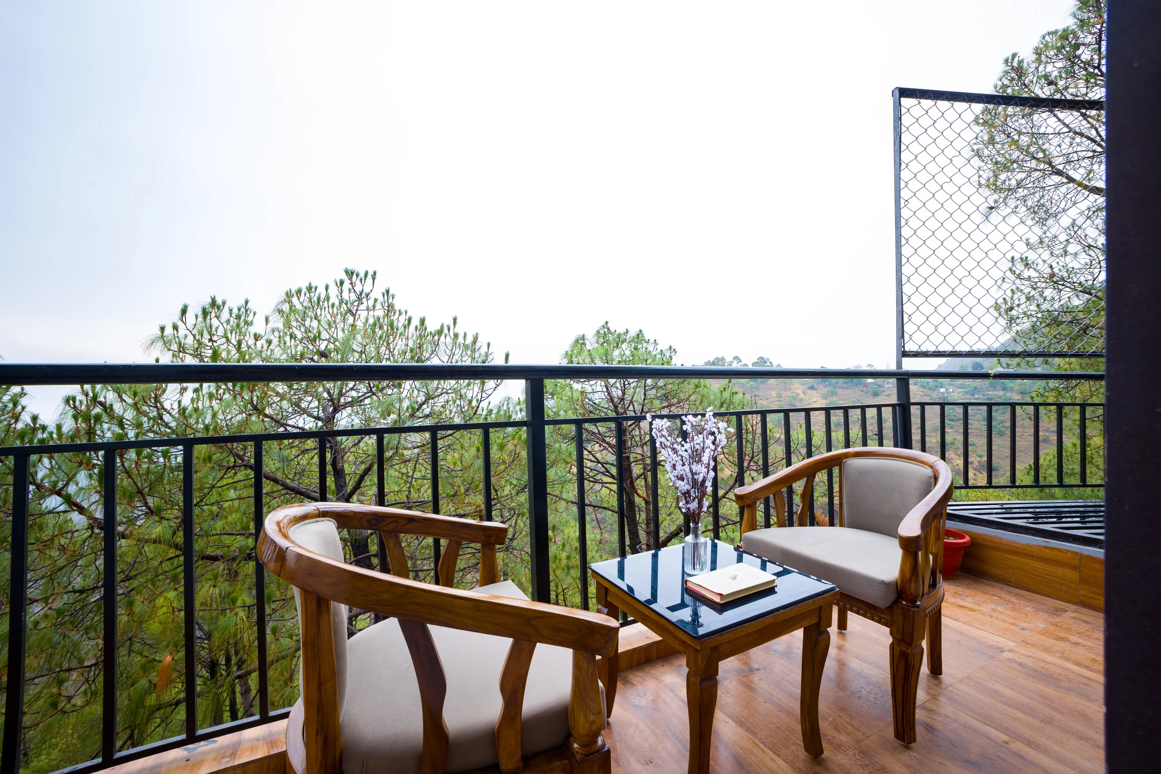 Archee’s Villa | Pet-friendly 6-BHK property with gaming zone, attic, open dining and 360° mountain views - Image 10