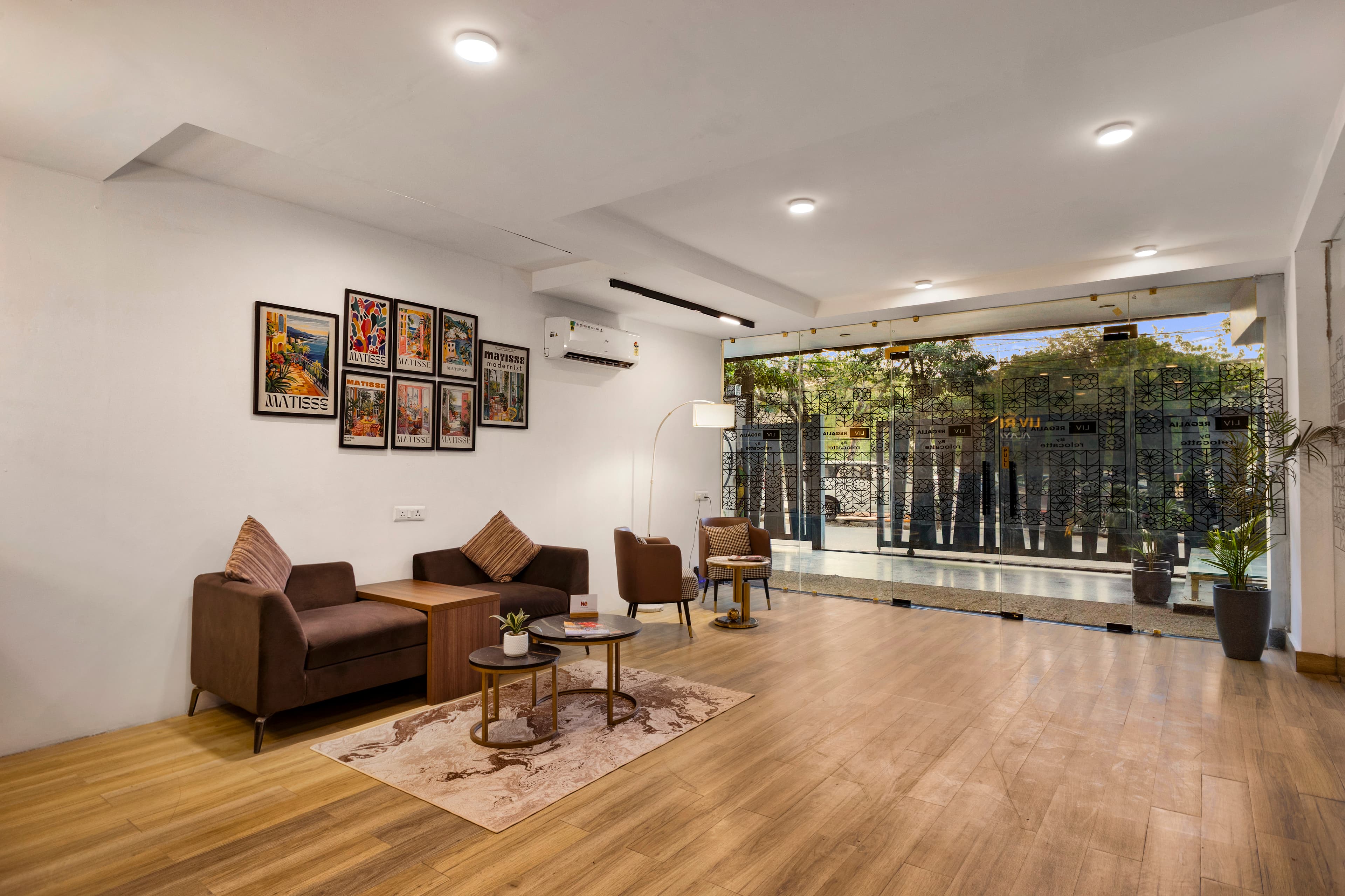 Liv Regalia Serviced Apartments | 1-BHK with a Double Bed, Restro, Gym, Lift & Conference Room | Close to Millennium City Centre (HUDA) - Image 2