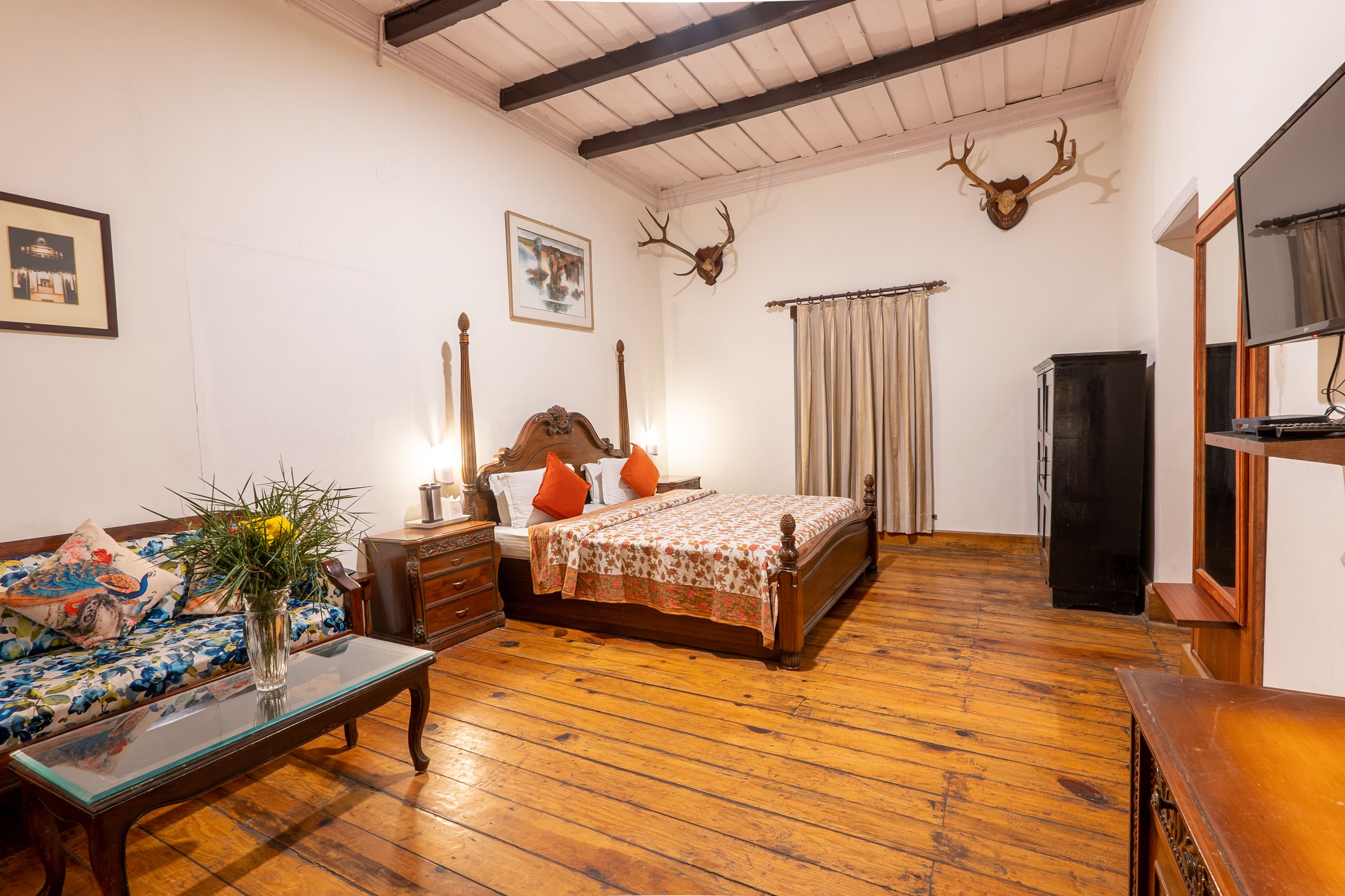 The Hive Cottage Corbett | 2 Room Suite In a Hillside Resort With Restaurant & Outdoor Seating | Ample Parking  - Image 24