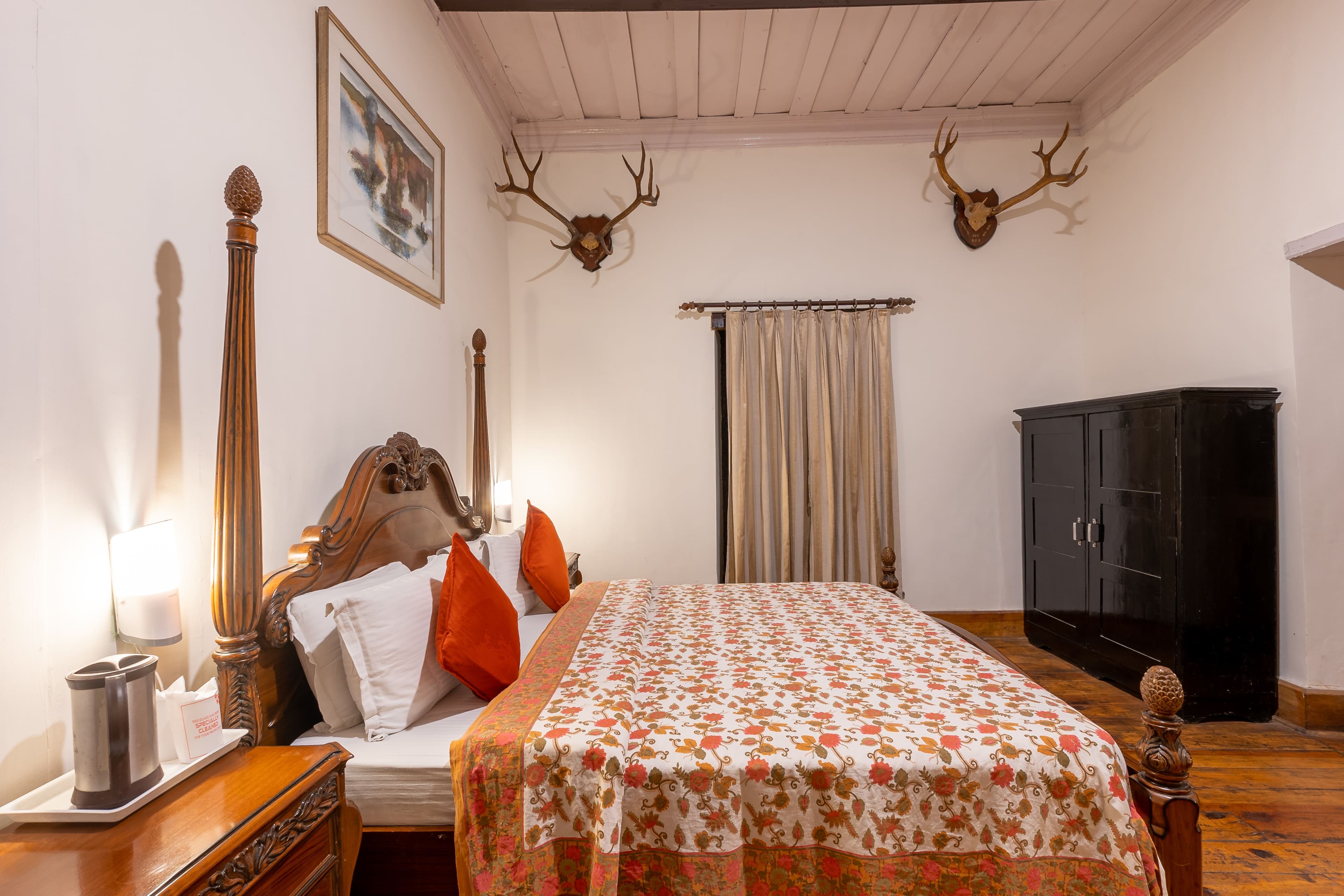 The Hive Cottage Corbett | 2 Room Suite In a Hillside Resort With Restaurant & Outdoor Seating | Ample Parking  - Image 13