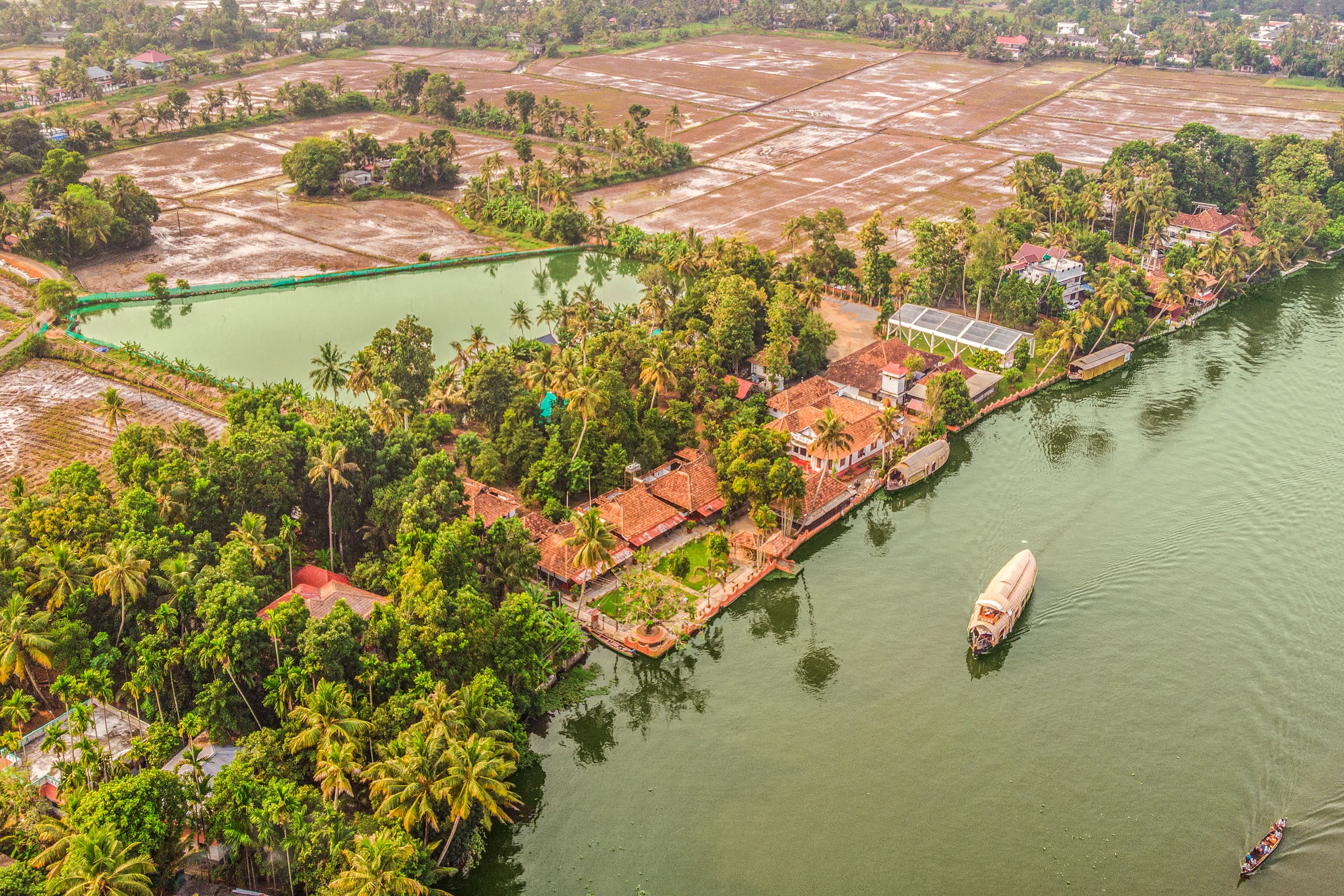 Palm Dale Deluxe Room |  Pet-friendly Heritage Retreat by the Backwaters with Garden & Restaurant - Image 2