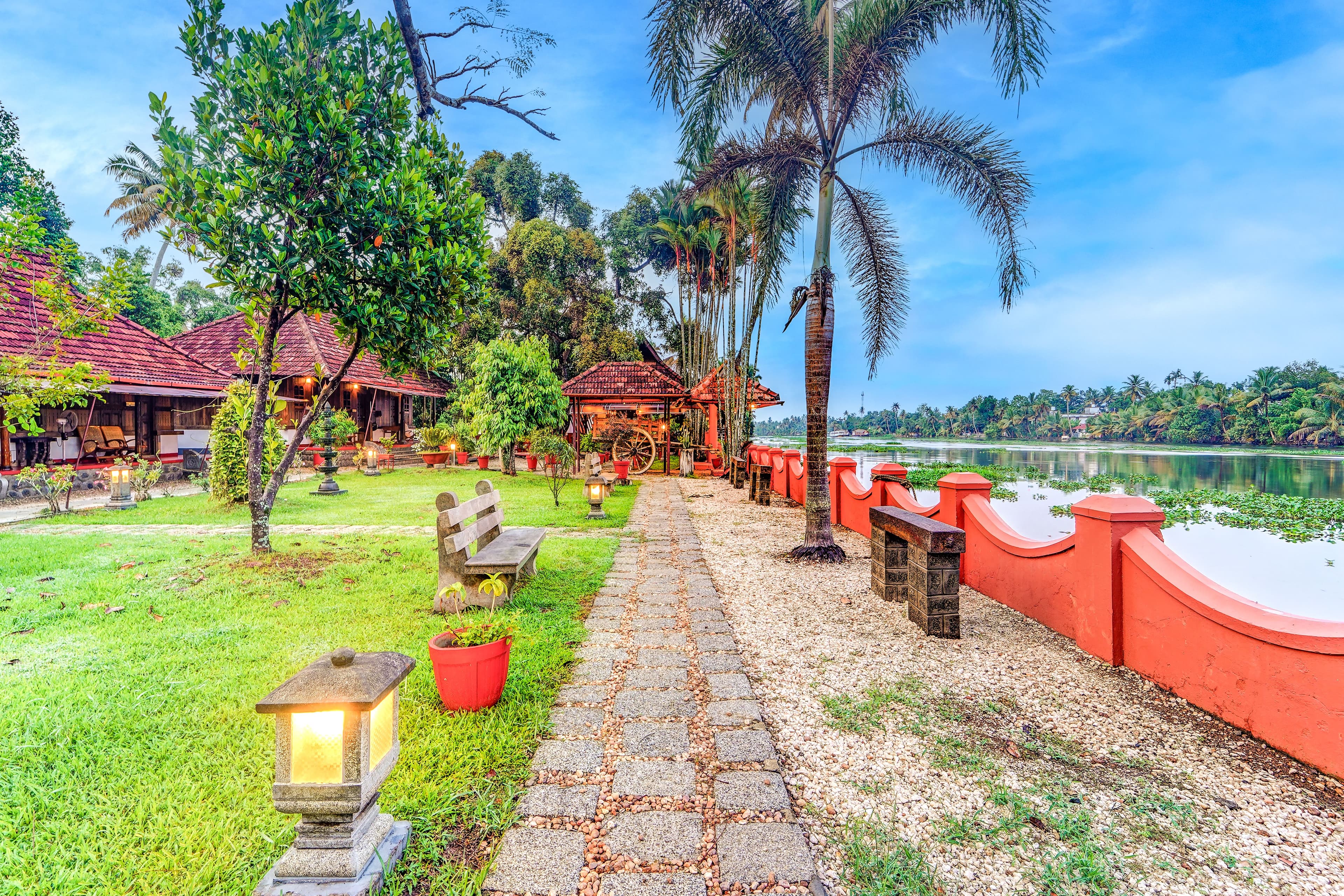Palm Dale Deluxe Room |  Pet-friendly Heritage Retreat by the Backwaters with Garden & Restaurant - Image 5