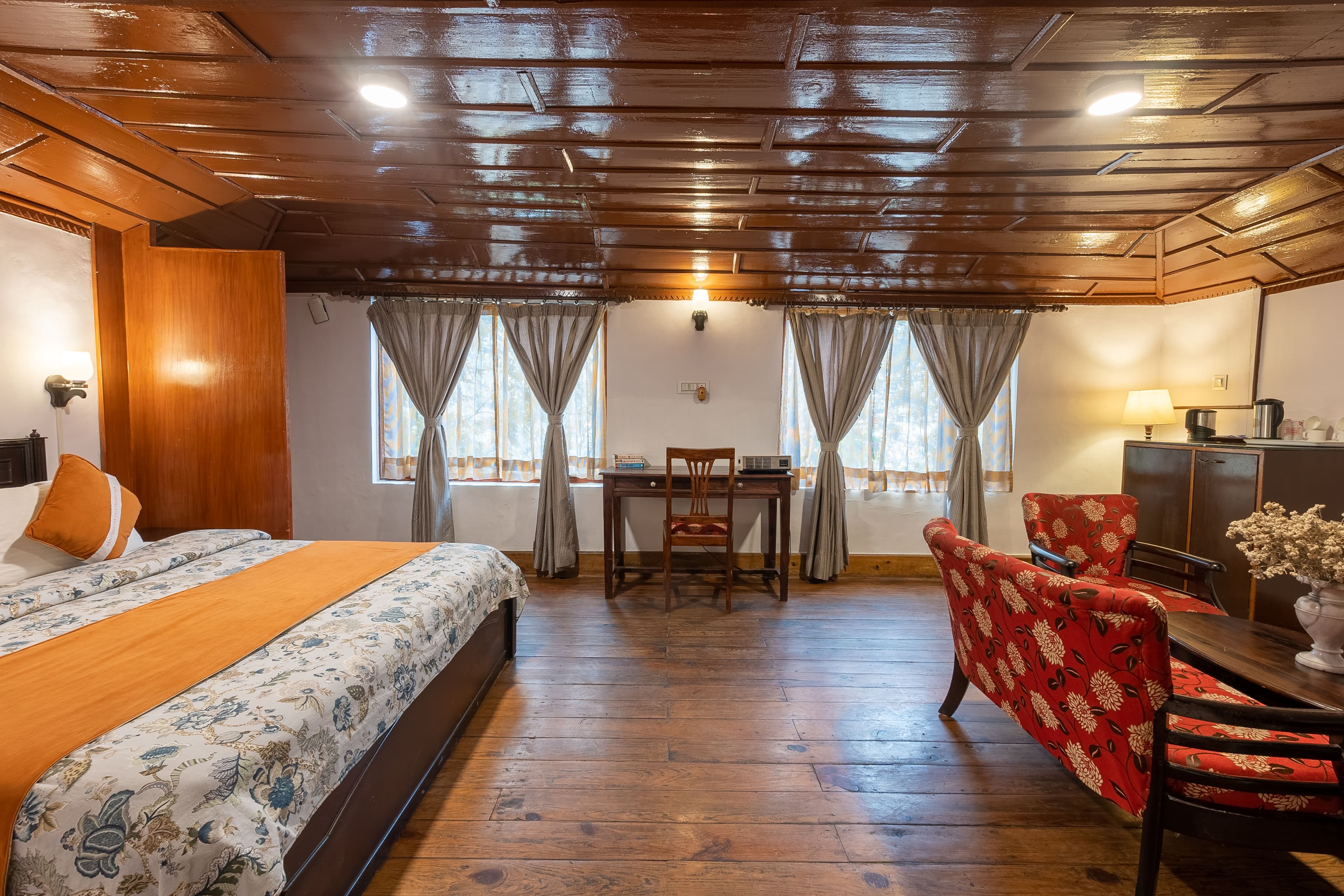 The Hive Cottage Corbett | 2 Room Suite In a Hillside Resort With Restaurant & Outdoor Seating | Ample Parking  - Image 23