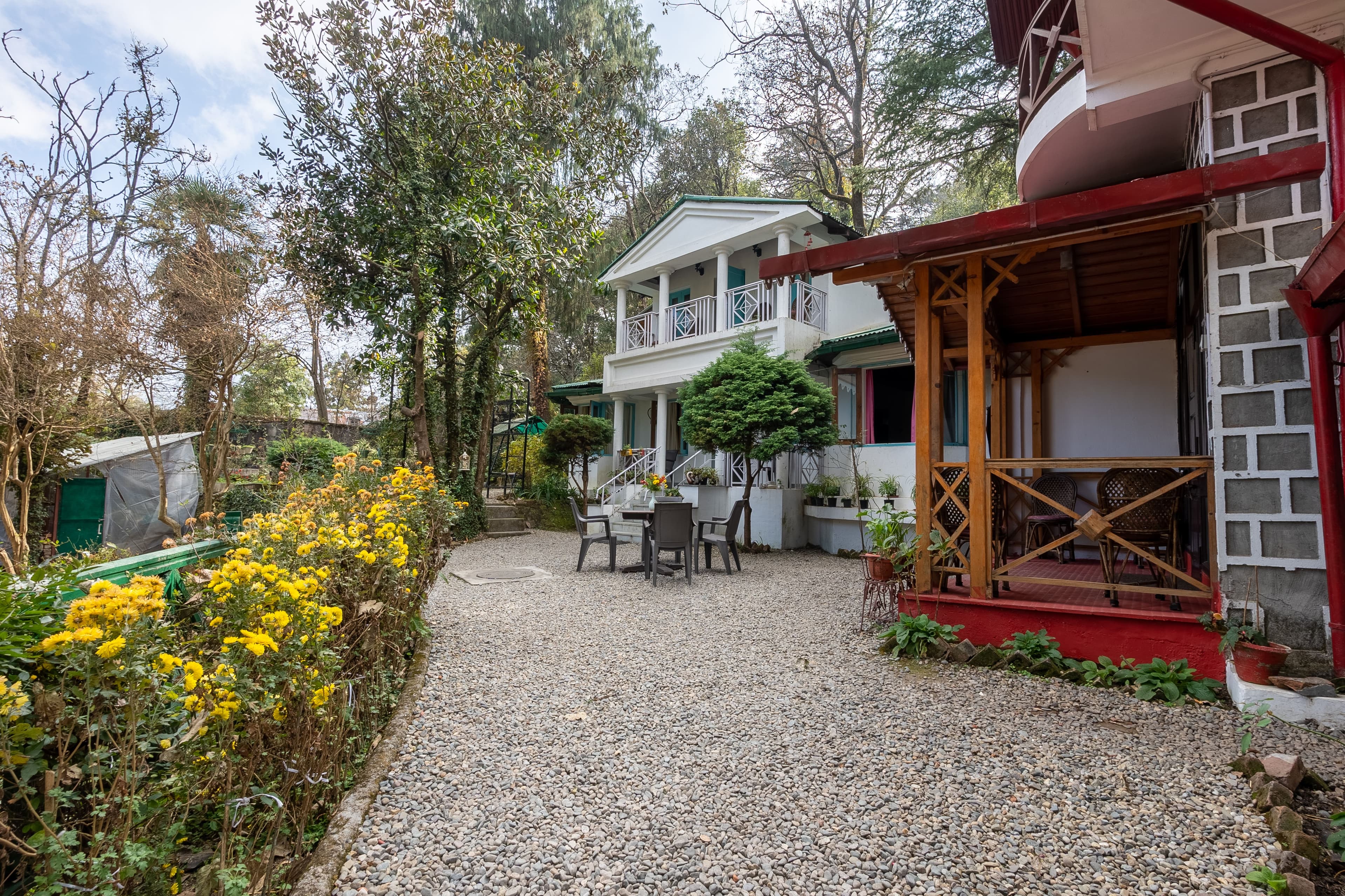 The Hive Cottage Corbett | 2 Room Suite In a Hillside Resort With Restaurant & Outdoor Seating | Ample Parking  - Image 2