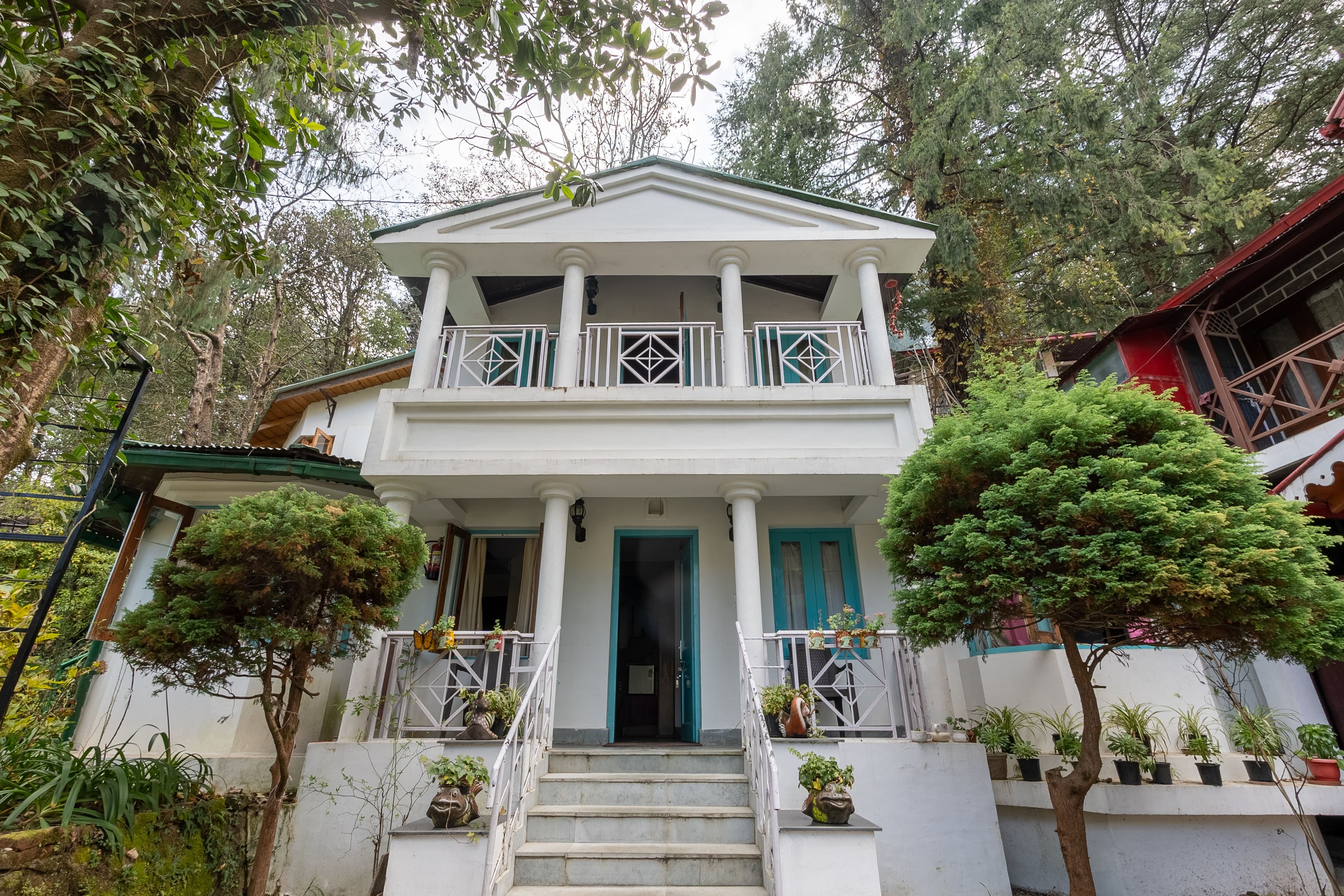 The Hive Cottage Corbett | 2 Room Suite In a Hillside Resort With Restaurant & Outdoor Seating | Ample Parking  - Image 1