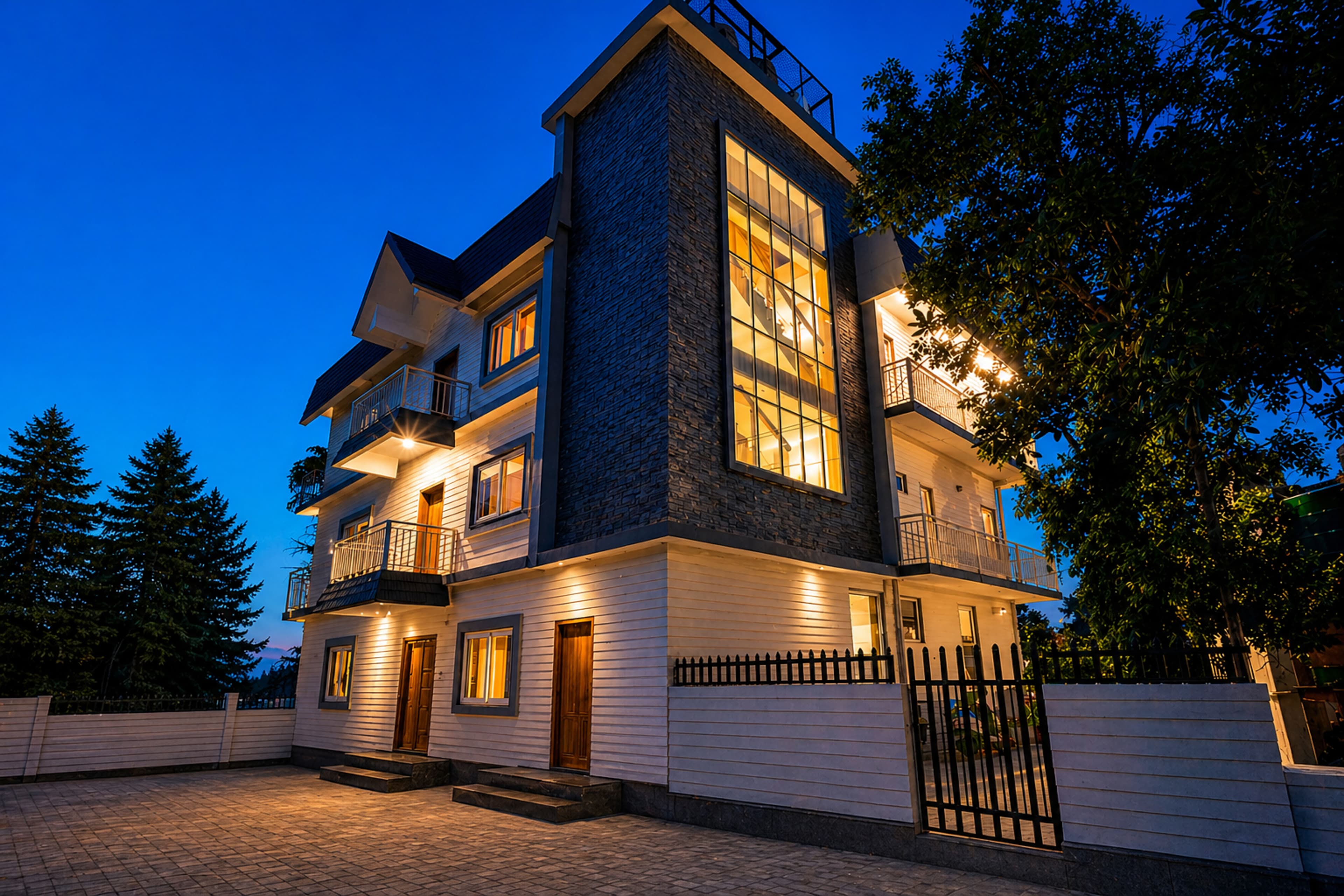 Snowdrop Retreat | Pet-friendly 3-BHK Apartment With Mountain Views | Near Mall Road, Top Cafés & Landmarks - Image 1