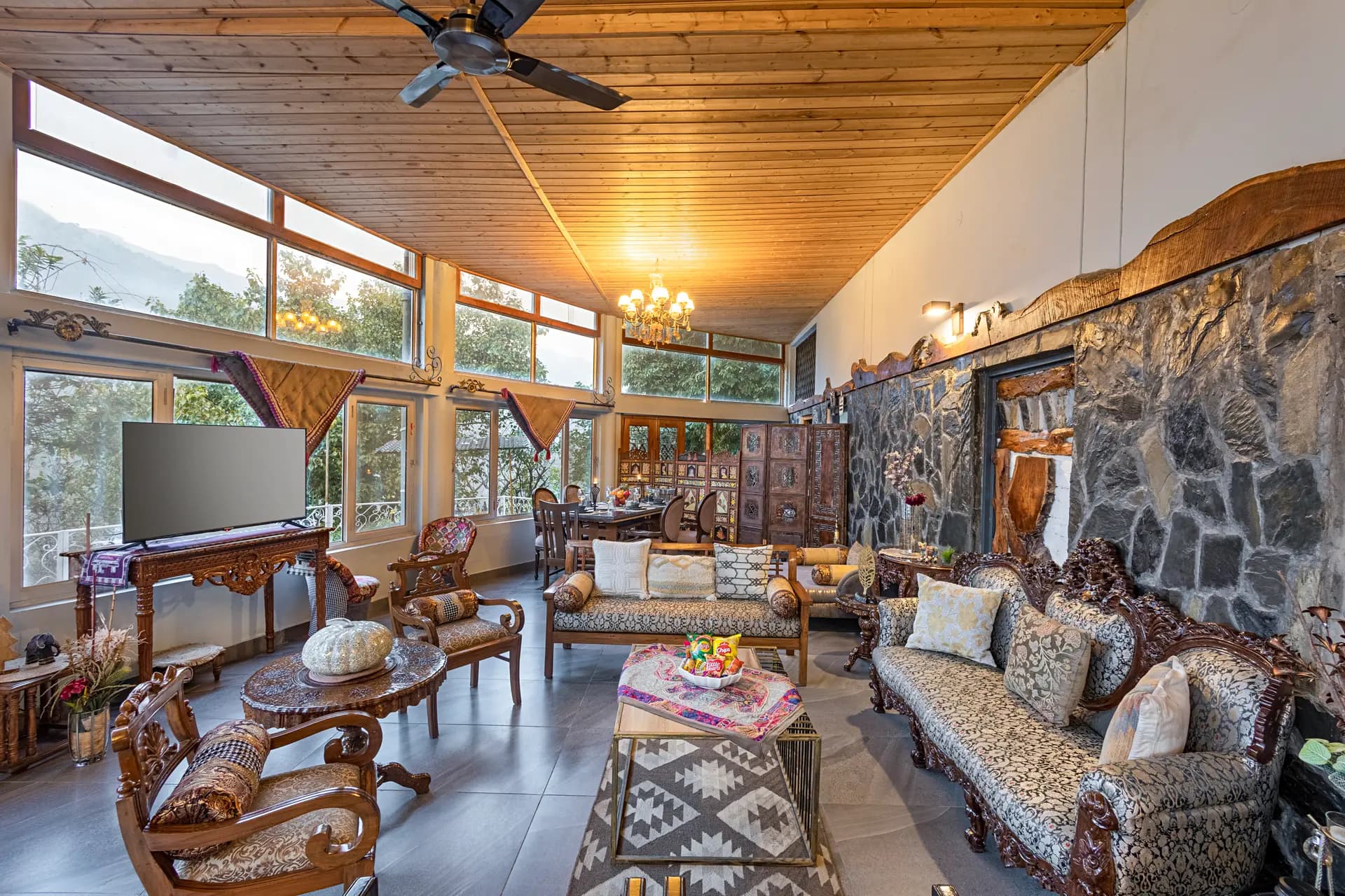 Zephyr Heaven | 1-Hillview Room with Common Pool, Gym & On-Site Restaurant - Image 31