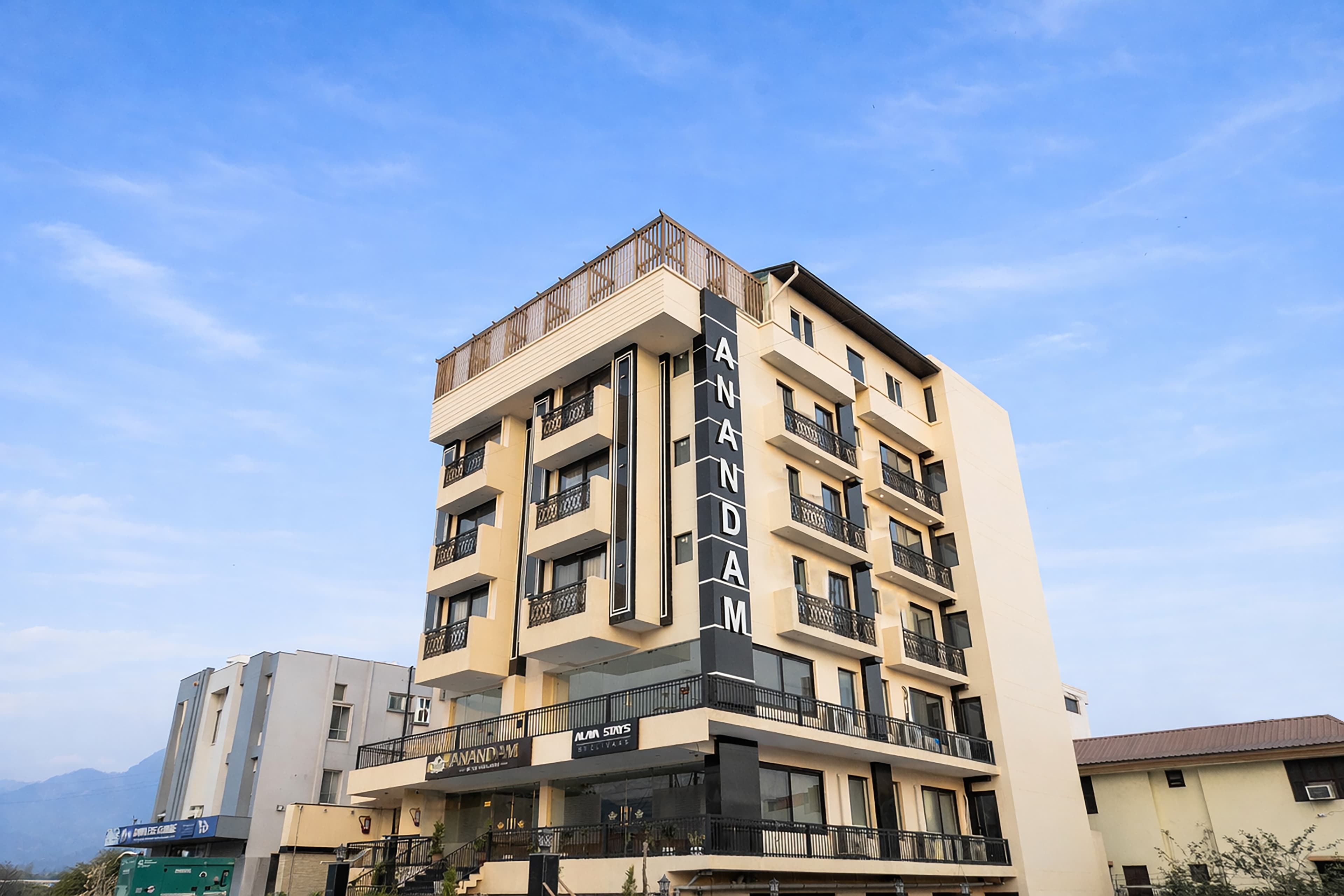 Anandam In The Himalayas Indigo | Suite With Restaurant, Lift & Lounge Near Triveni Ghat - Image 3