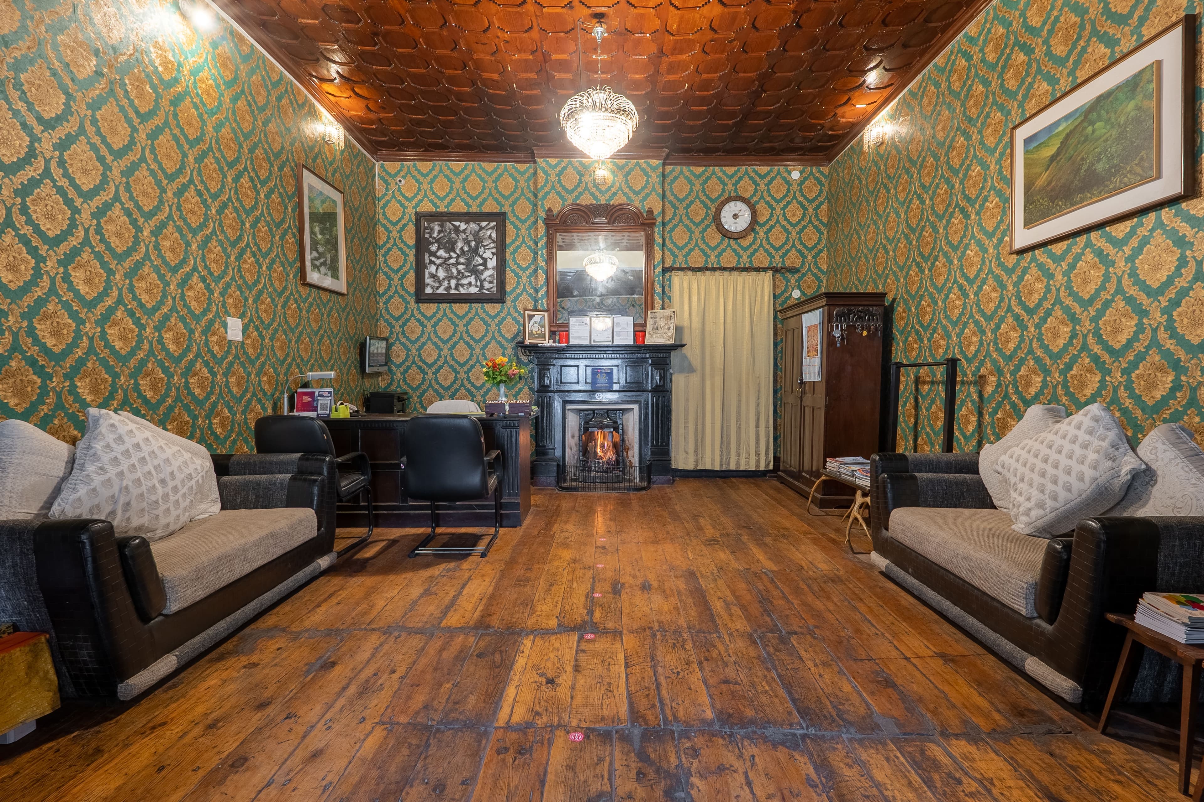 The Hive Cottage Corbett | 2 Room Suite In a Hillside Resort With Restaurant & Outdoor Seating | Ample Parking  - Image 8