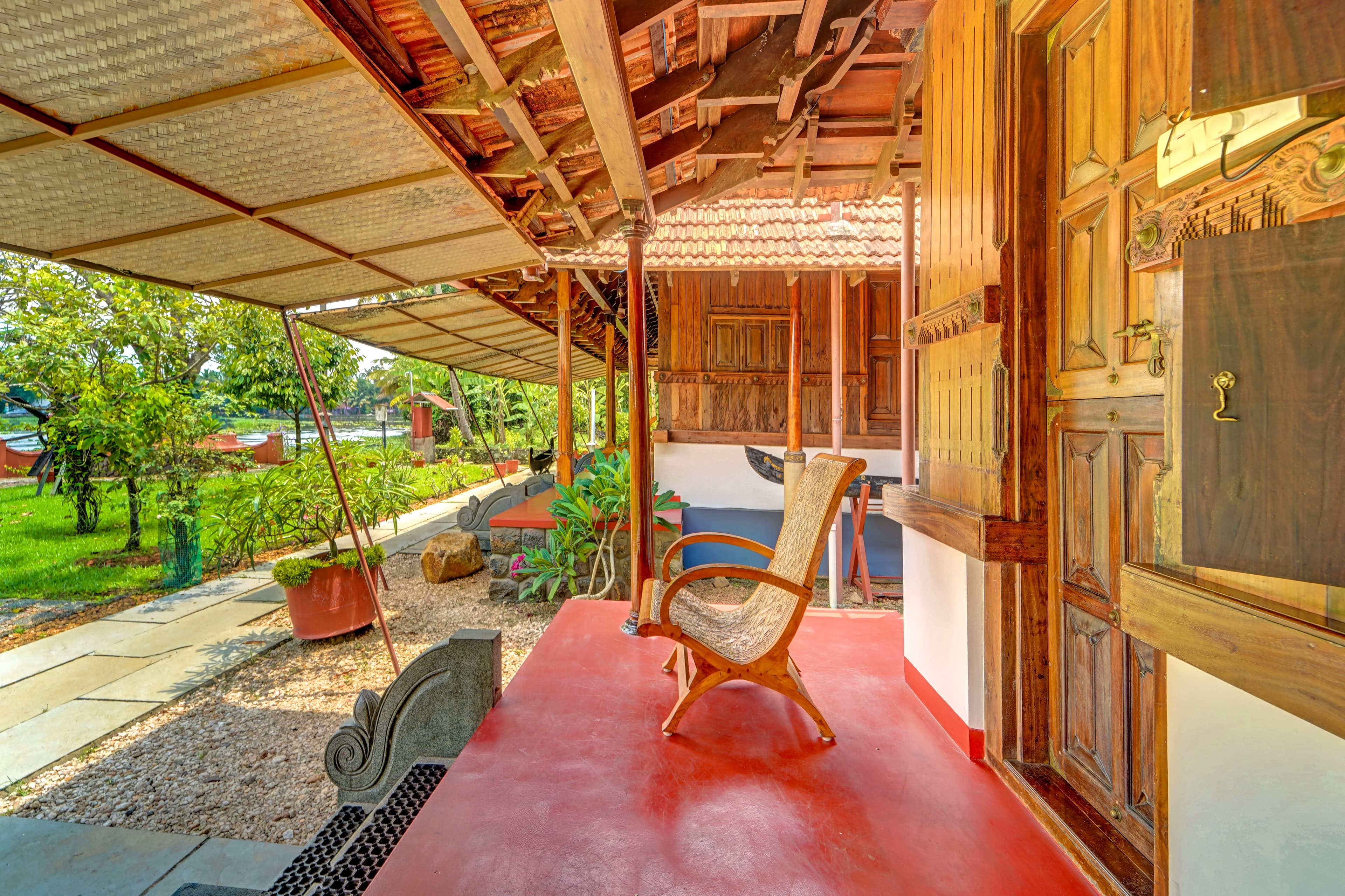 Palm Dale Deluxe Room |  Pet-friendly Heritage Retreat by the Backwaters with Garden & Restaurant - Image 11
