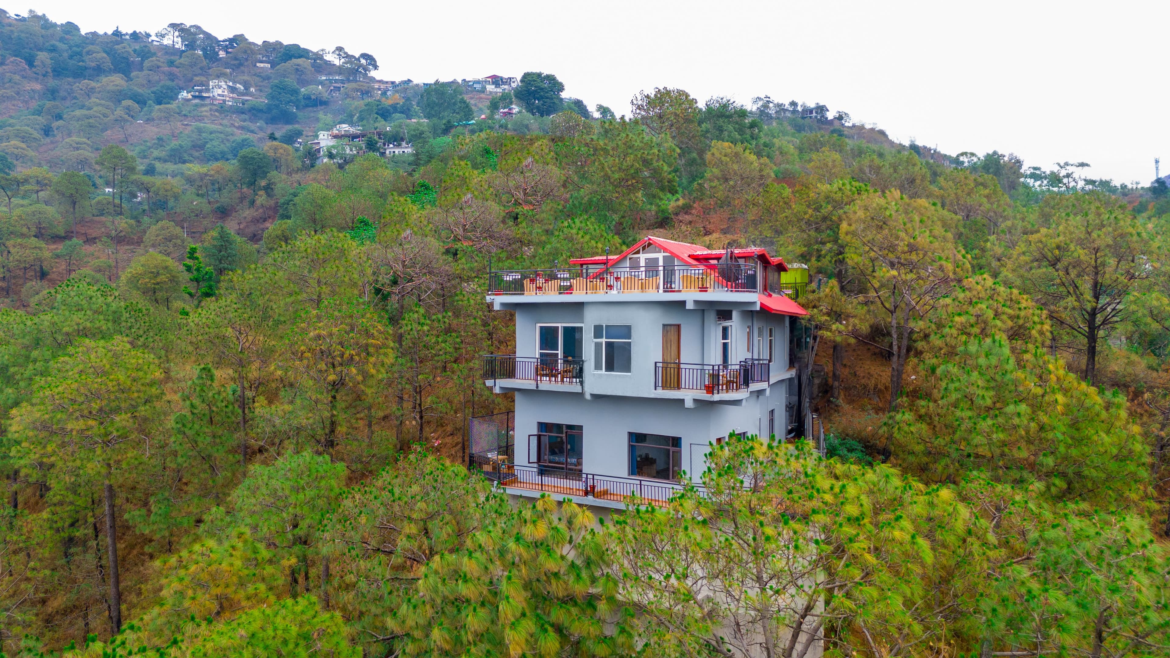 Archee’s Villa | Pet-friendly 6-BHK property with gaming zone, attic, open dining and 360° mountain views - Image 2