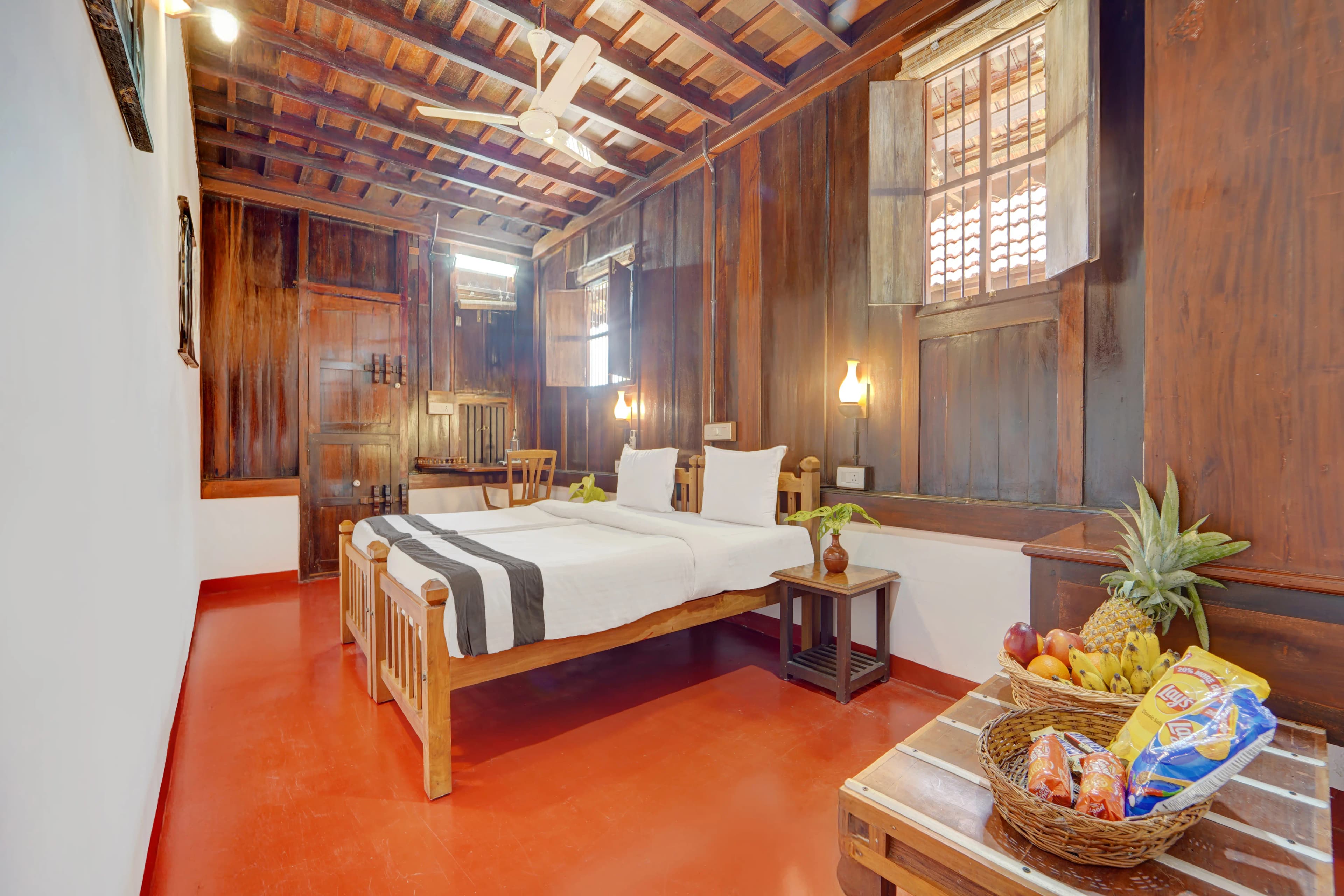 Palm Dale Deluxe Room |  Pet-friendly Heritage Retreat by the Backwaters with Garden & Restaurant - Image 20