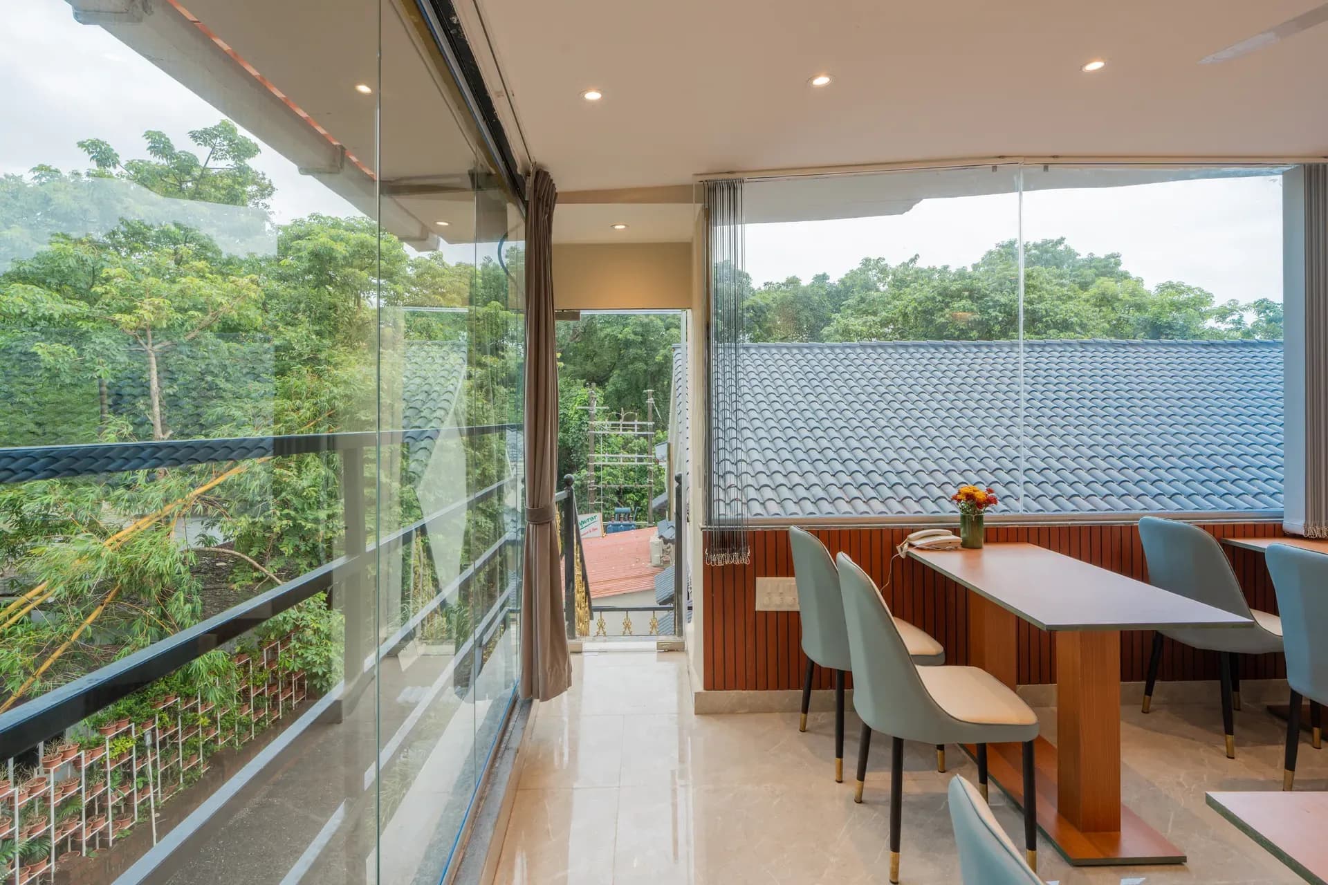 Emperor Ozran | Premium Rooms With Private Balconies, Restaurant & Bar - Image 13