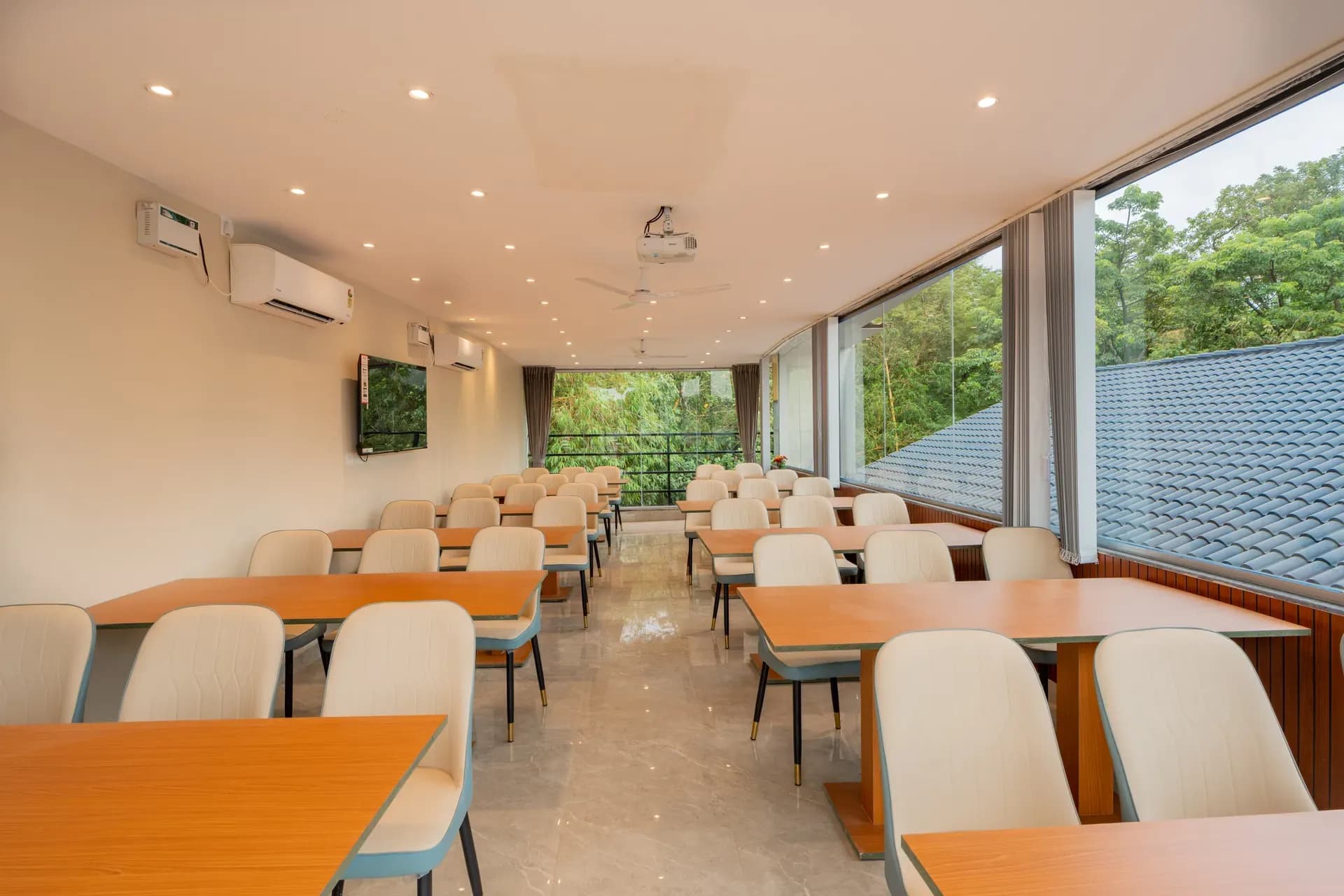 Emperor Ozran | Premium Rooms With Private Balconies, Restaurant & Bar - Image 12