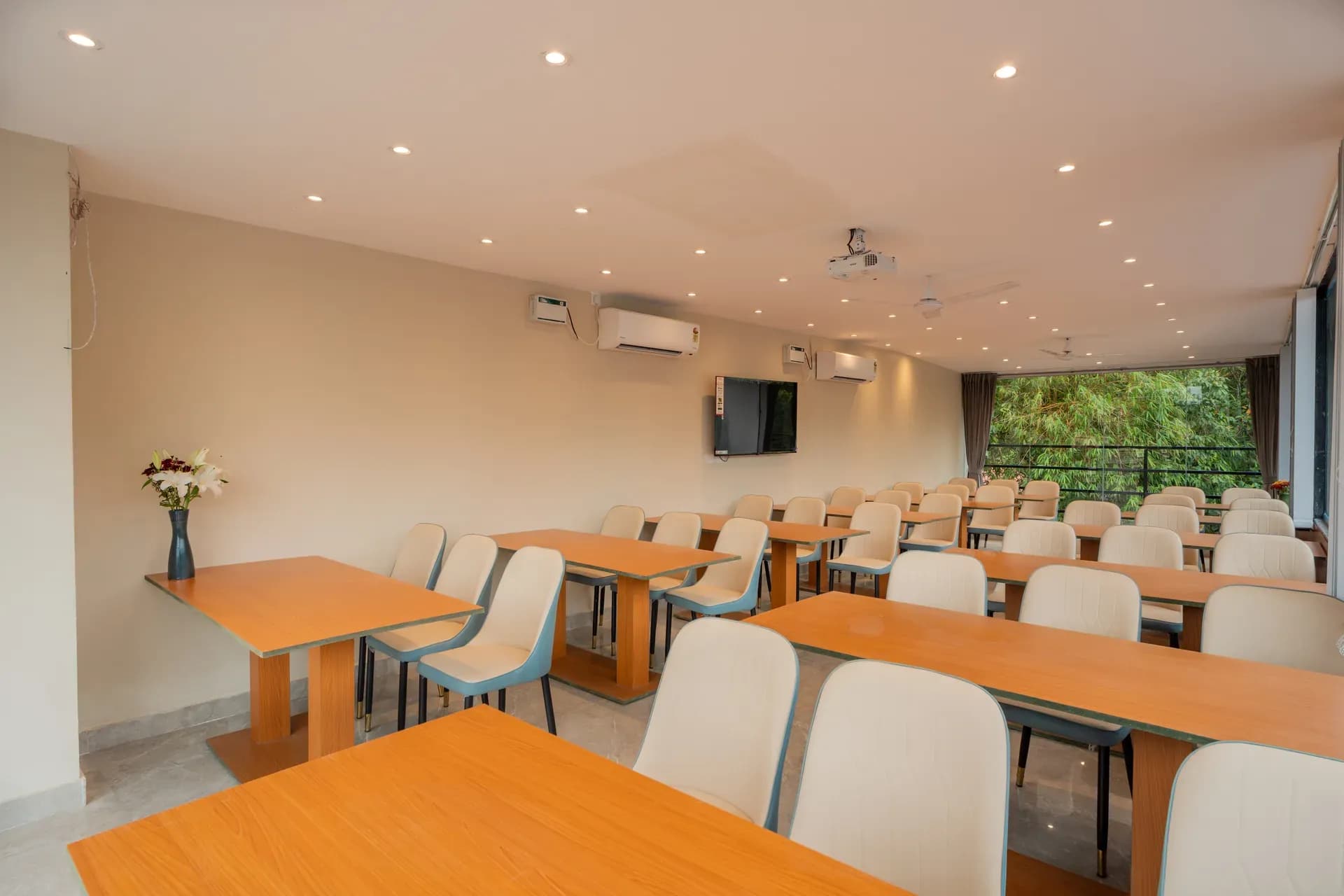 Emperor Ozran Superior Room With A Balcony | Premium Retreat With Common Pool, Restaurant & Bar - Image 11