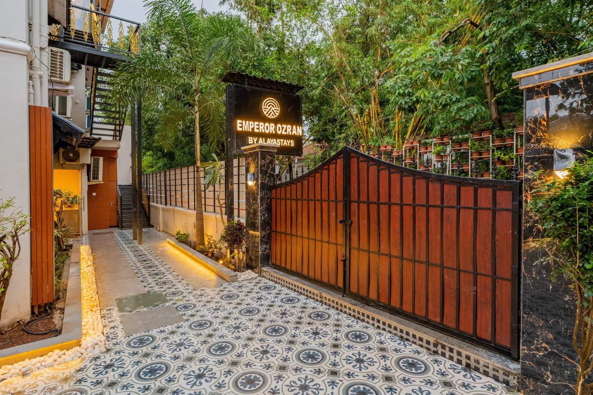 Emperor Ozran | Studio With Kitchen, Restaurant & Bar - Image 9