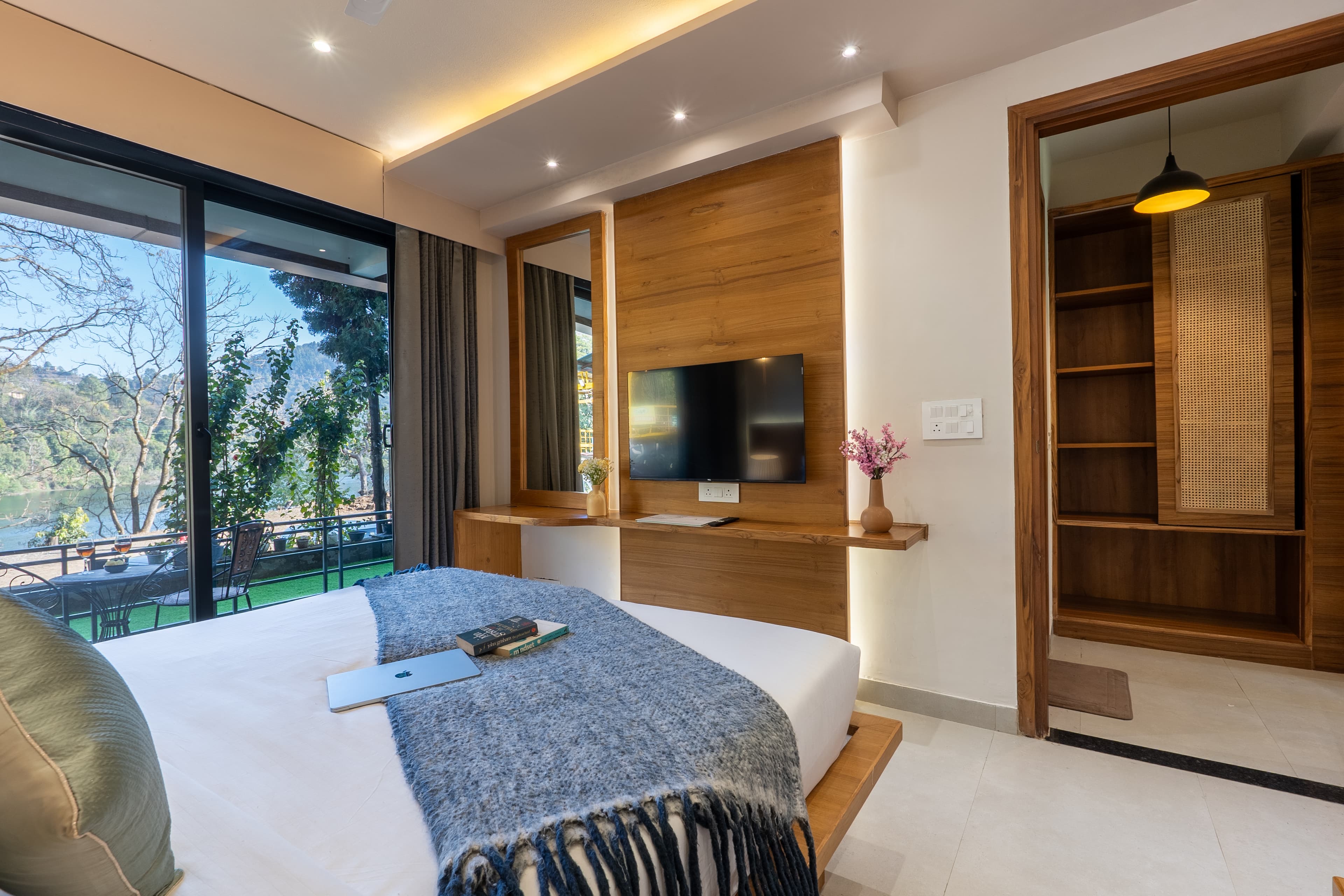 Lakefront S-1 | 1-BHK Apartment Close to Naukuchiatal Lake - Image 18