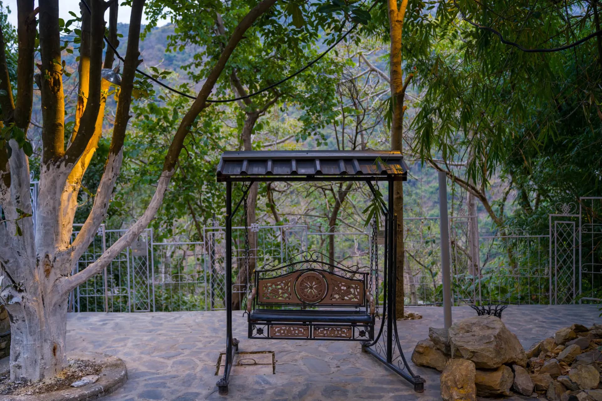 Zephyr Classic Hut | Scenic Hill Getaway With Pool, Gym & Restaurant - Image 10