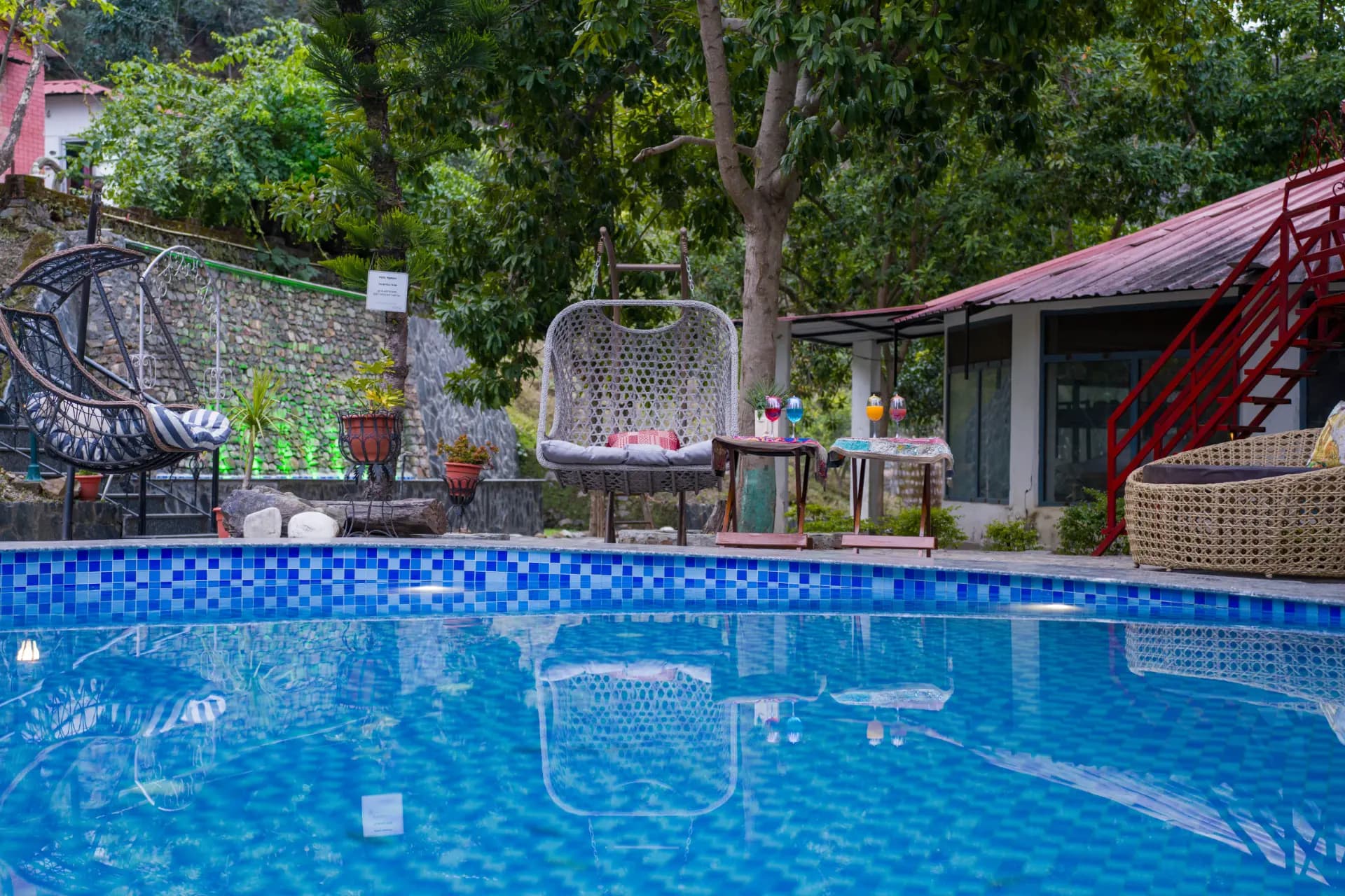 Zephyr Classic Hut | Scenic Hill Getaway With Pool, Gym & Restaurant - Image 7