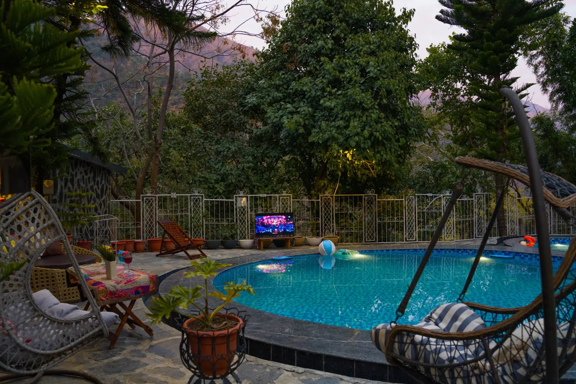 Zephyr Classic Hut | Scenic Hill Getaway With Pool, Gym & Restaurant - Image 8