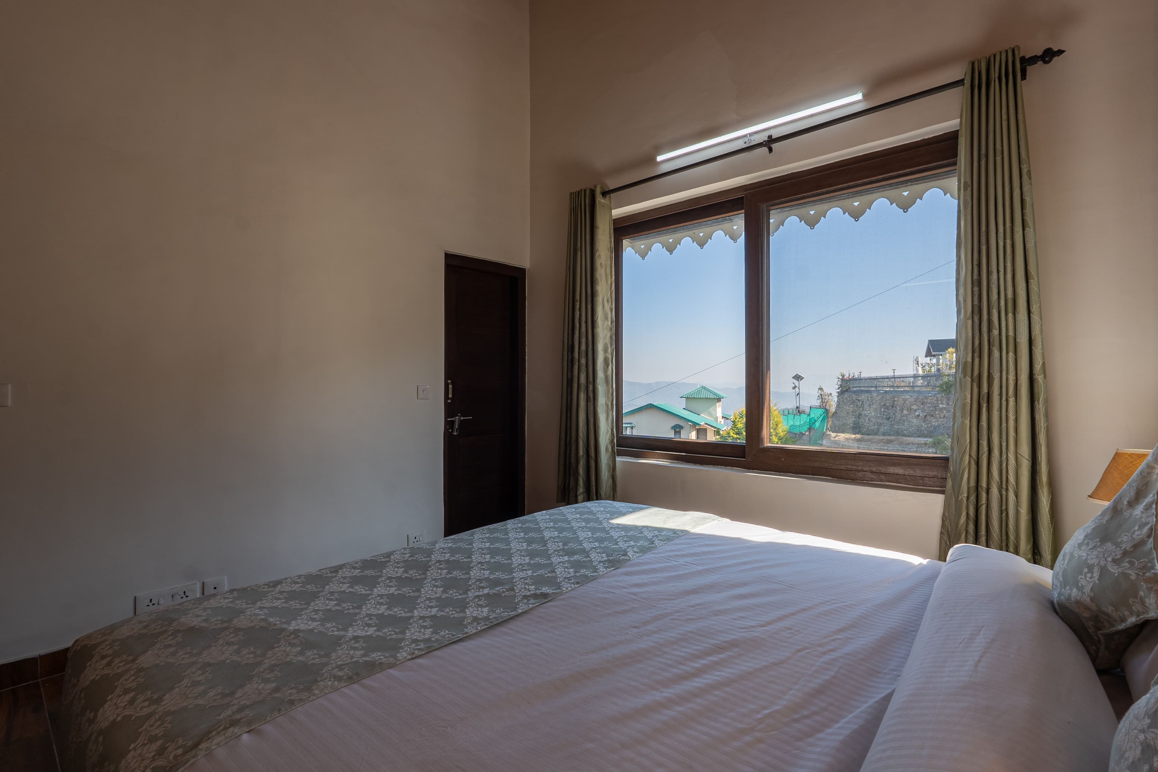 SnowPeak Villa | 3-BHK Pet-friendly Hideaway with Sit-Outs & Glass Patio, Garden &Hill Views - Image 37