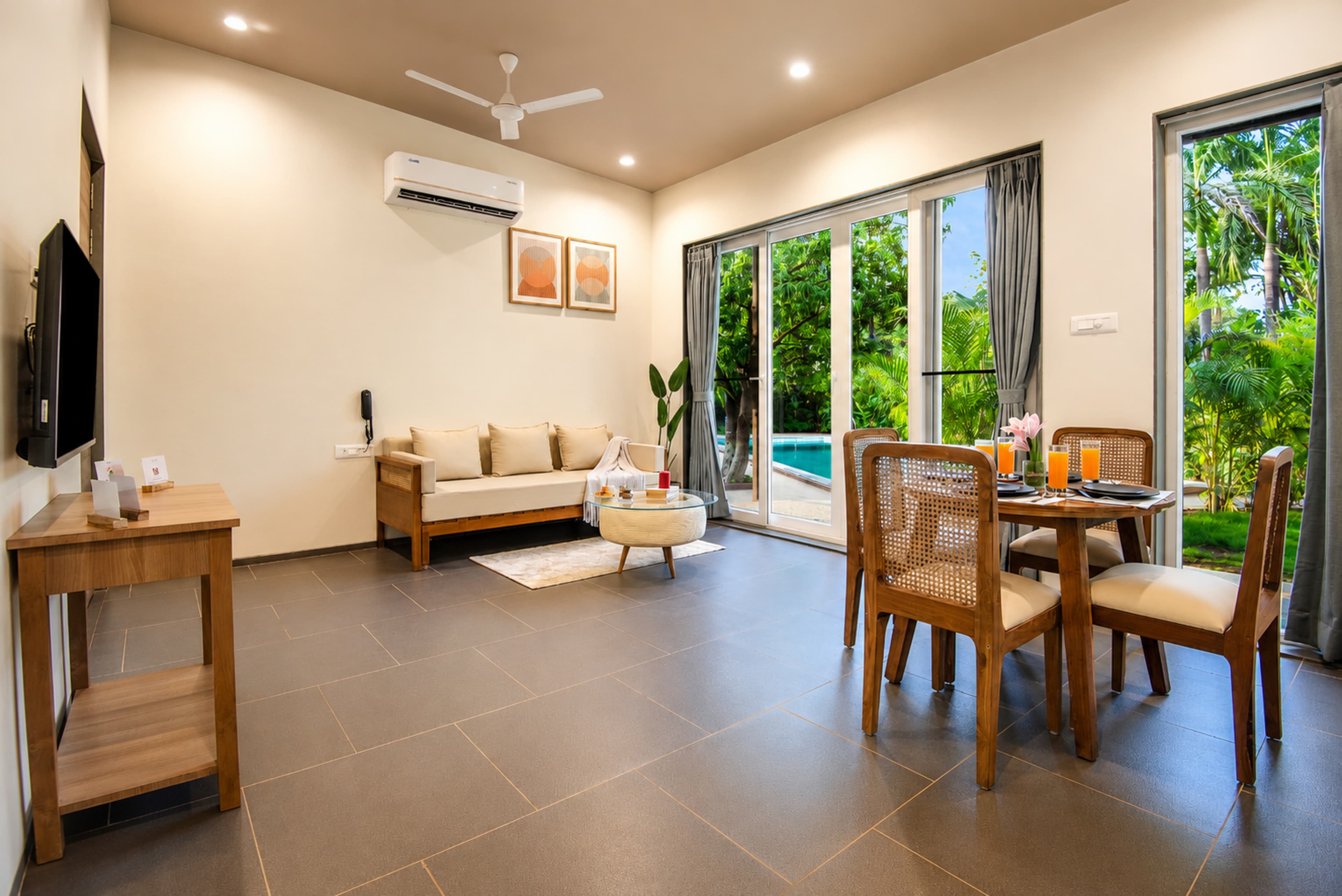 The Crescent Palm Grove | Boutique Suite in a Resort with Shared Game Room, Garden and Restaurant - Image 3