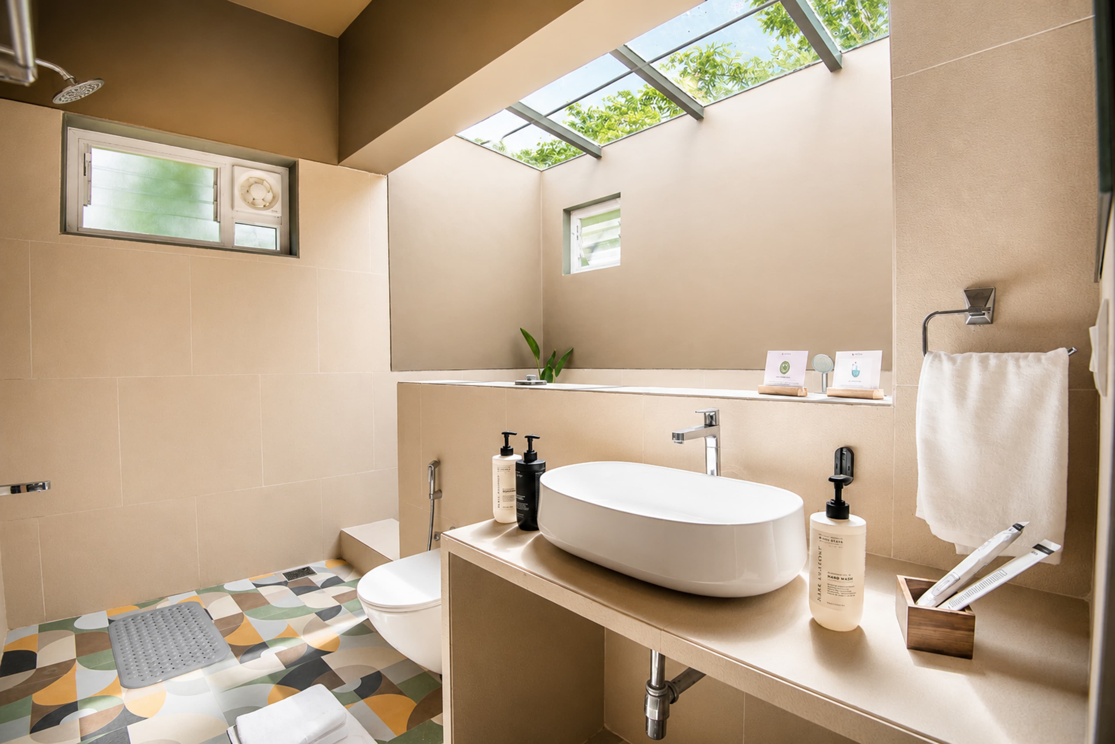 The Crescent Palm Lagoon | Cottage With Bathtub, Shared Game Room, Garden and Restaurant - Image 13
