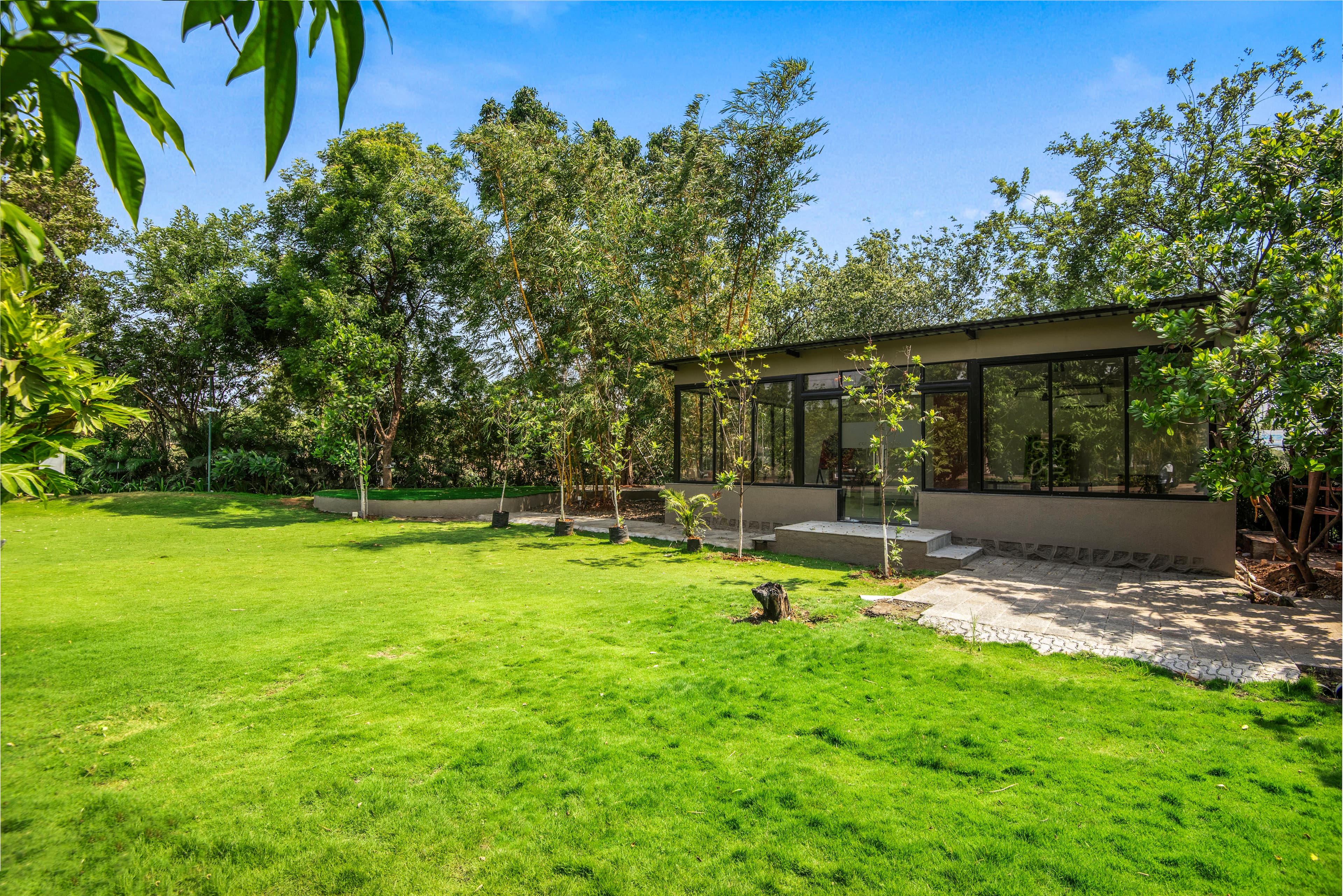 The Crescent Palm Lagoon | Cottage With Bathtub, Shared Game Room, Garden and Restaurant - Image 5