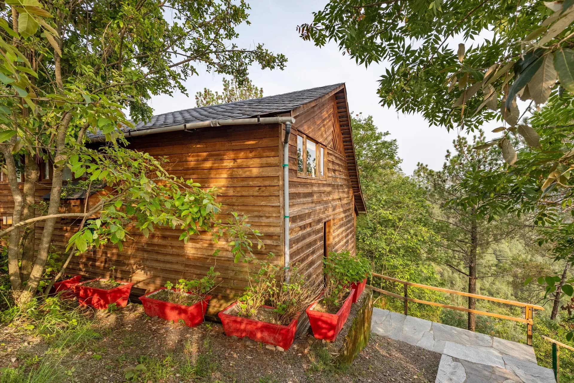 Suro Woodcrest Chalet | Pet-friendly Stay With Loft, Restaurant & Outdoor Seating - Image 4