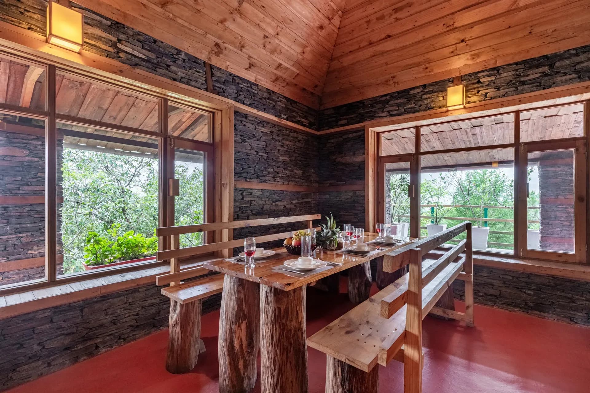 Suro Woodbine Chalet | Pet-friendly Suite With A Balcony, Restaurant & Outdoor Seating - Image 9