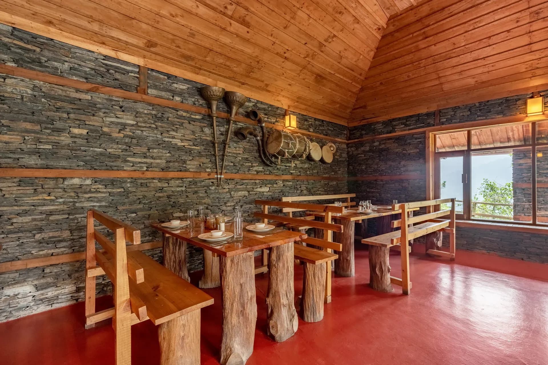 Suro Woodbine Chalet | Pet-friendly Suite With A Balcony, Restaurant & Outdoor Seating - Image 13