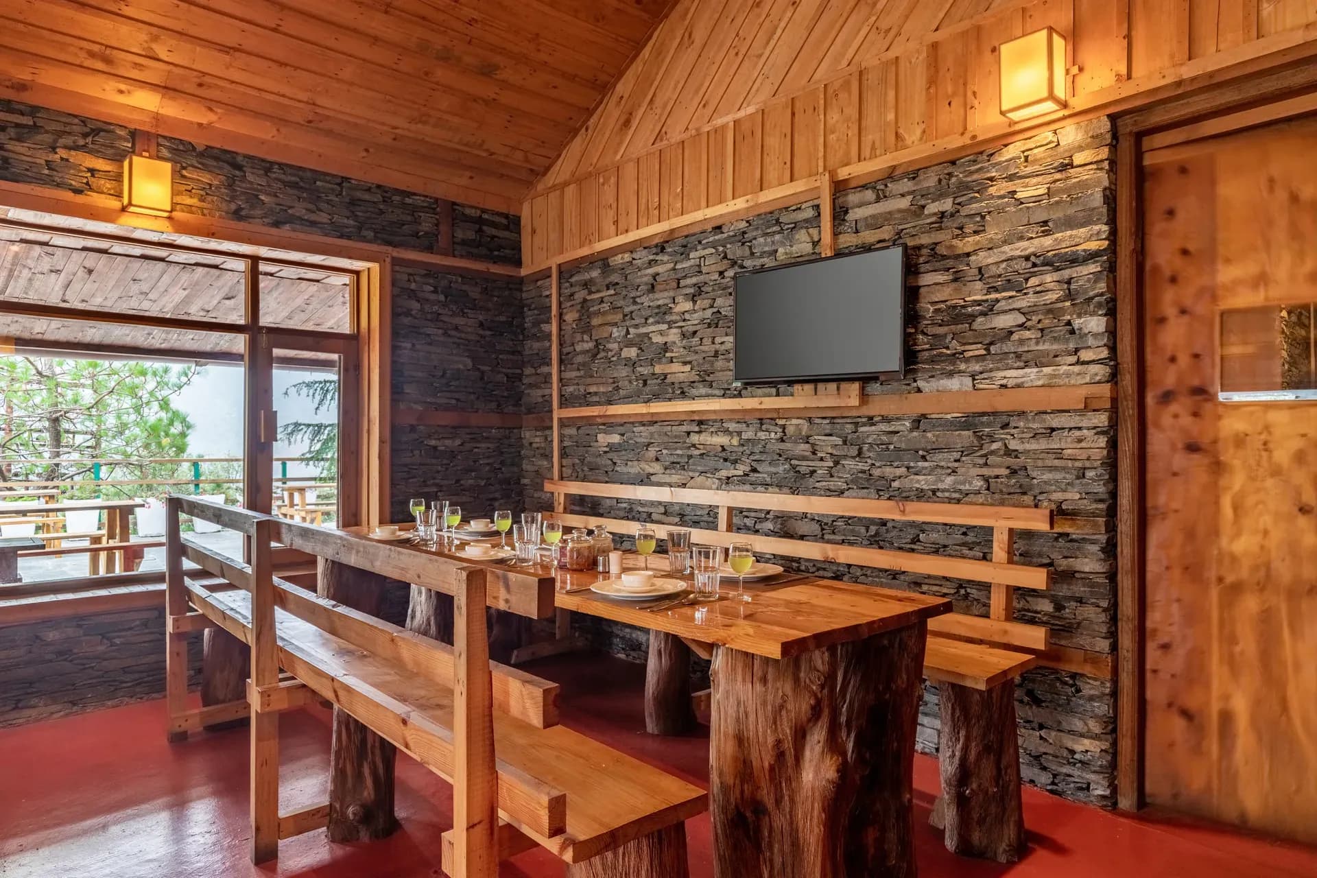 Suro Woodcrest Chalet | Pet-friendly Stay With Loft, Restaurant & Outdoor Seating - Image 5