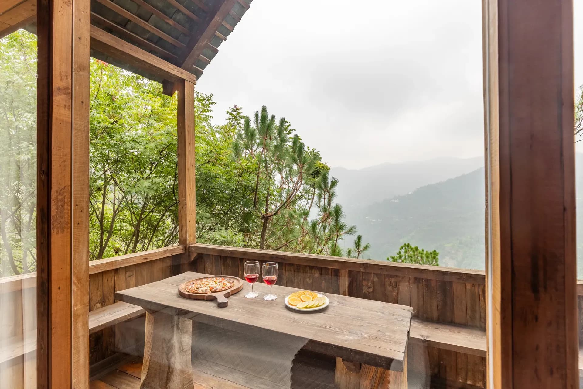 Suro Woodbine Chalet | Pet-friendly Suite With A Balcony, Restaurant & Outdoor Seating - Image 6
