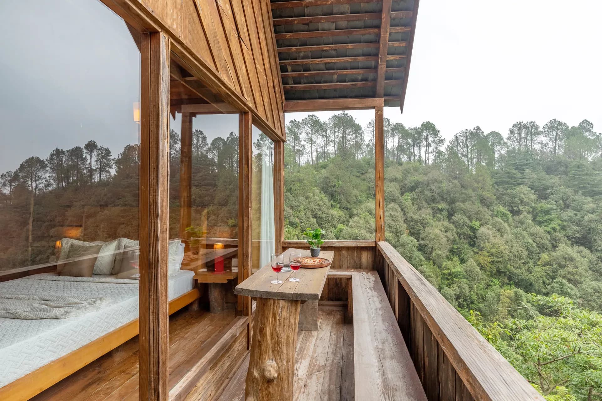 Suro Woodbine Chalet | Pet-friendly Suite With A Balcony, Restaurant & Outdoor Seating - Image 7