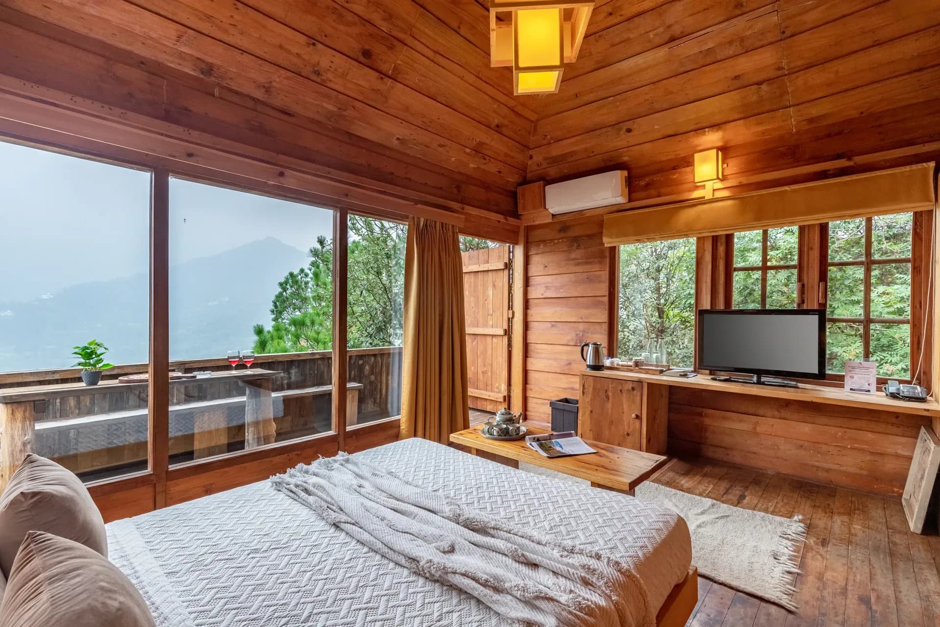 Suro Woodbine Chalet | Pet-friendly Suite With A Balcony, Restaurant & Outdoor Seating - Image 20