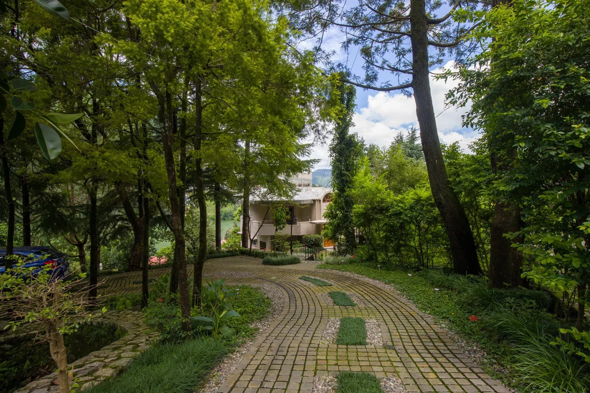 Irayna | 4-BHK | Garden & Lake View | Studio Room - Image 5