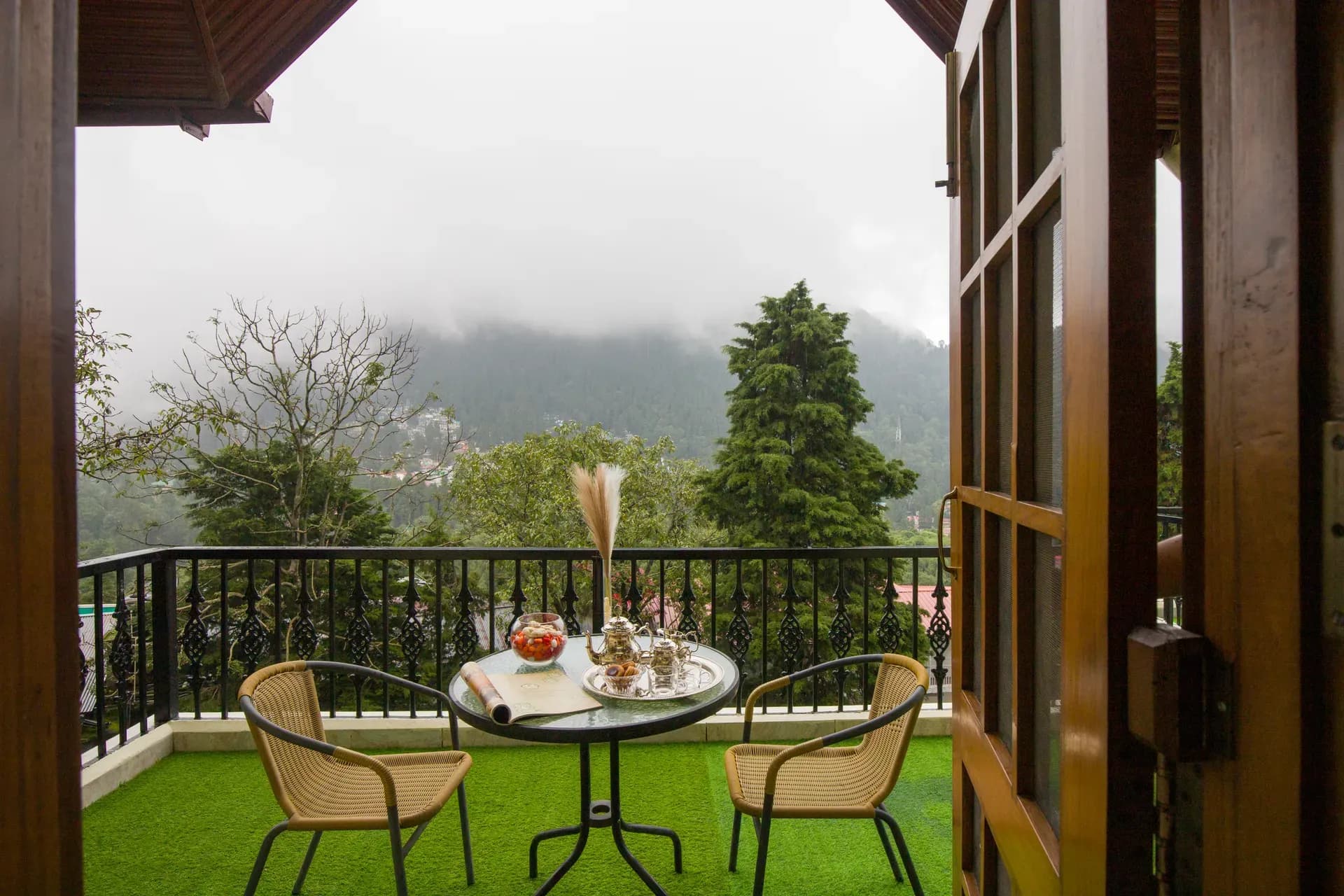 The Meadow | Elegant 3-BHK Hill Retreat With Entertainment Lounge & Terrace - Image 4