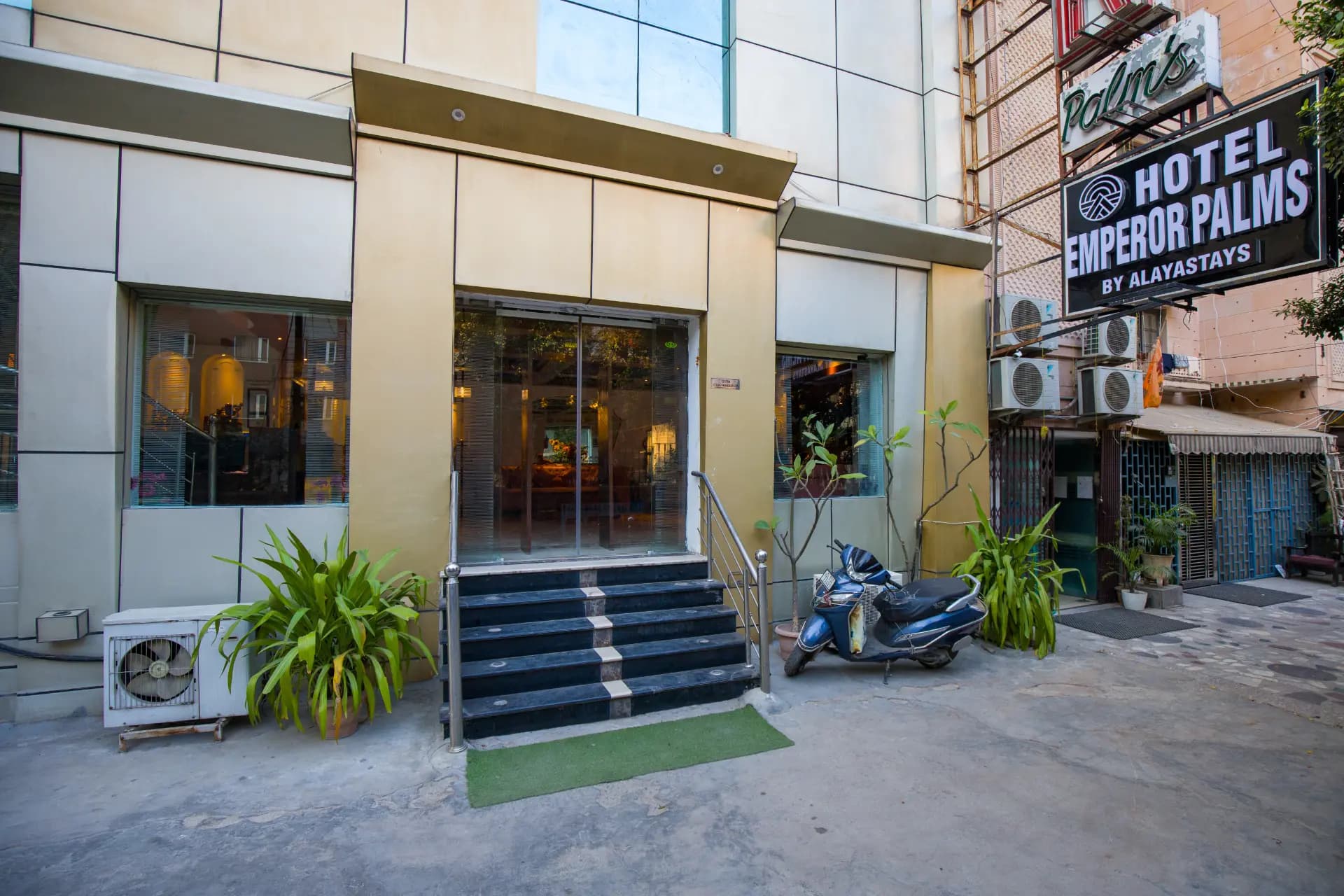 Emperor Palms | Premium | Restaurant | Lift - Image 17