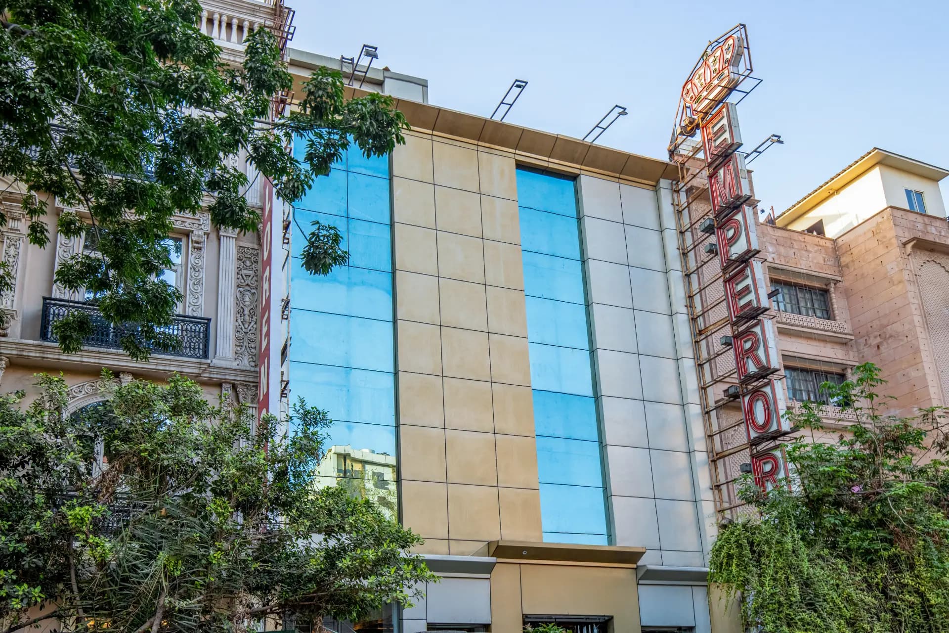 Emperor Palms | Executive | Restaurant | Lift - Image 16
